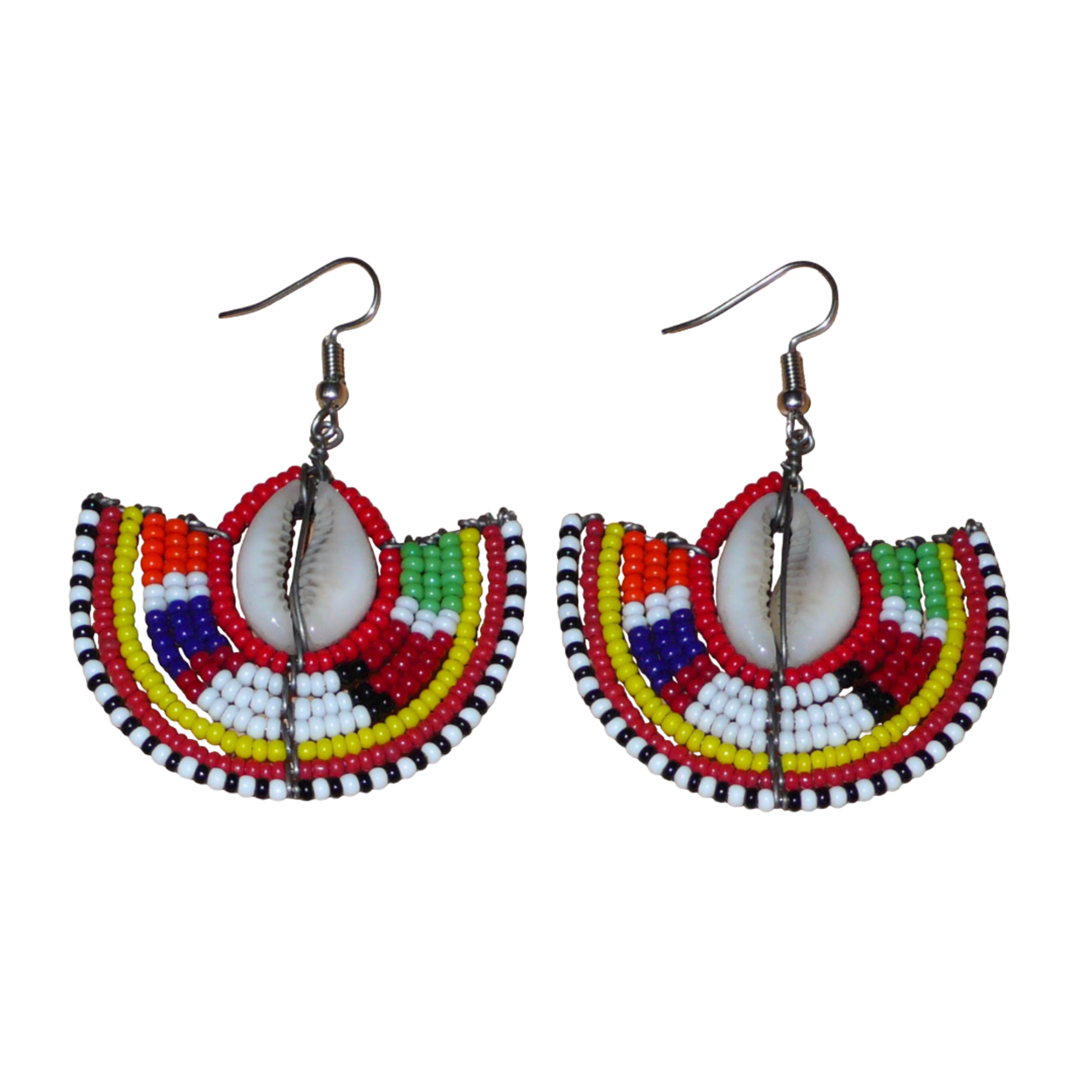 Ajoutez une touche exotique à votre style avec cette jolie paire de boucles d'oreilles africaines issues de l'artisanat traditionnel Massai. Ces boucles d'oreilles ethniques chic se composent de perles de rocaille rouges et multicolores et de coquillages cauris. De taille moyenne, elles mesurent 6 cm de long et 4.5 cm de large, et se portent avec des crochets en acier inoxydable sur des oreilles percées.