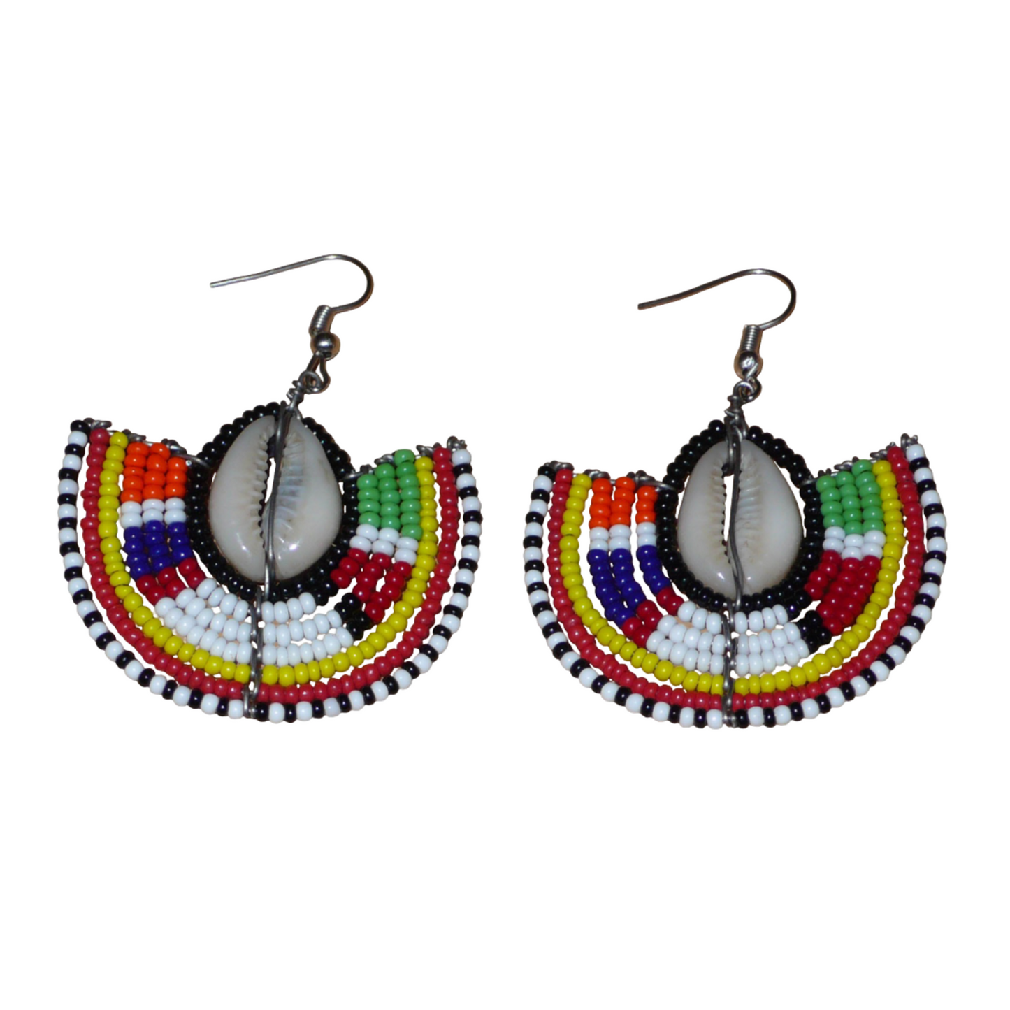 Apportez une note de couleurs à votre look avec cette paire de boucles d'oreilles africaines au style exotique chic issues de l'artisanat traditionnel Massai. Confectionnées à la main au Kenya, ces boucles d'oreilles se composent de perles de rocaille noires et multicolores et de coquillages cauris. De taille moyenne, elles mesurent 6 cm de long et 4.5 cm de large, et se portent avec des crochets en acier inoxydable sur des oreilles percées.