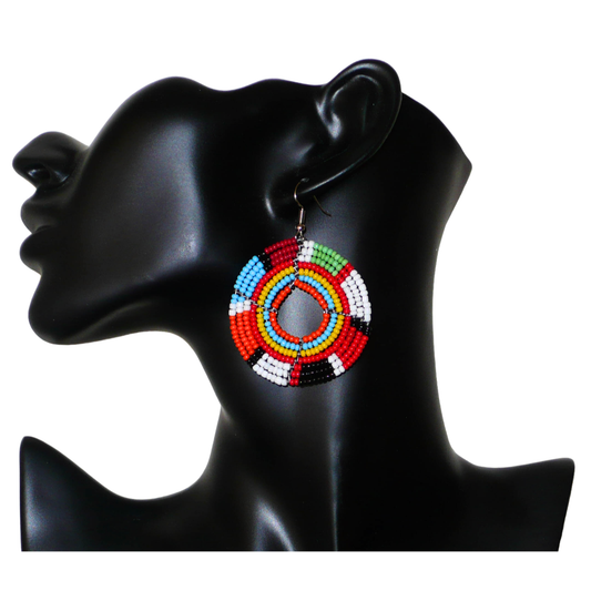 Boucles d'oreilles exotiques rondes aux couleurs rétro évoquant les années 70 composées de perles de rocaille multicolores. Elles mesurent 6.5 cm de long et 4.5 cm de large, et se portent sur des oreilles percées.