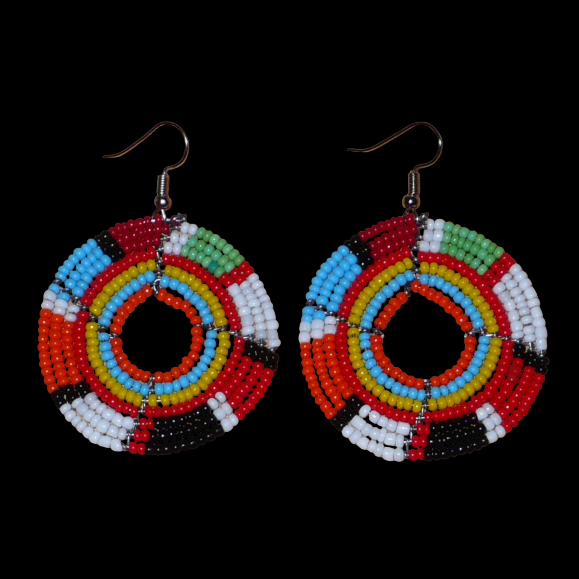 Boucles d'oreilles exotiques rondes aux couleurs rétro évoquant les années 70 composées de perles de rocaille multicolores. Elles mesurent 6.5 cm de long et 4.5 cm de large, et se portent sur des oreilles percées.