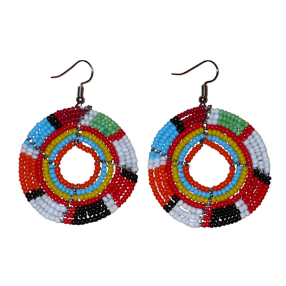 Boucles d'oreilles exotiques rondes aux couleurs rétro évoquant les années 70 composées de perles de rocaille multicolores. Elles mesurent 6.5 cm de long et 4.5 cm de large, et se portent sur des oreilles percées.