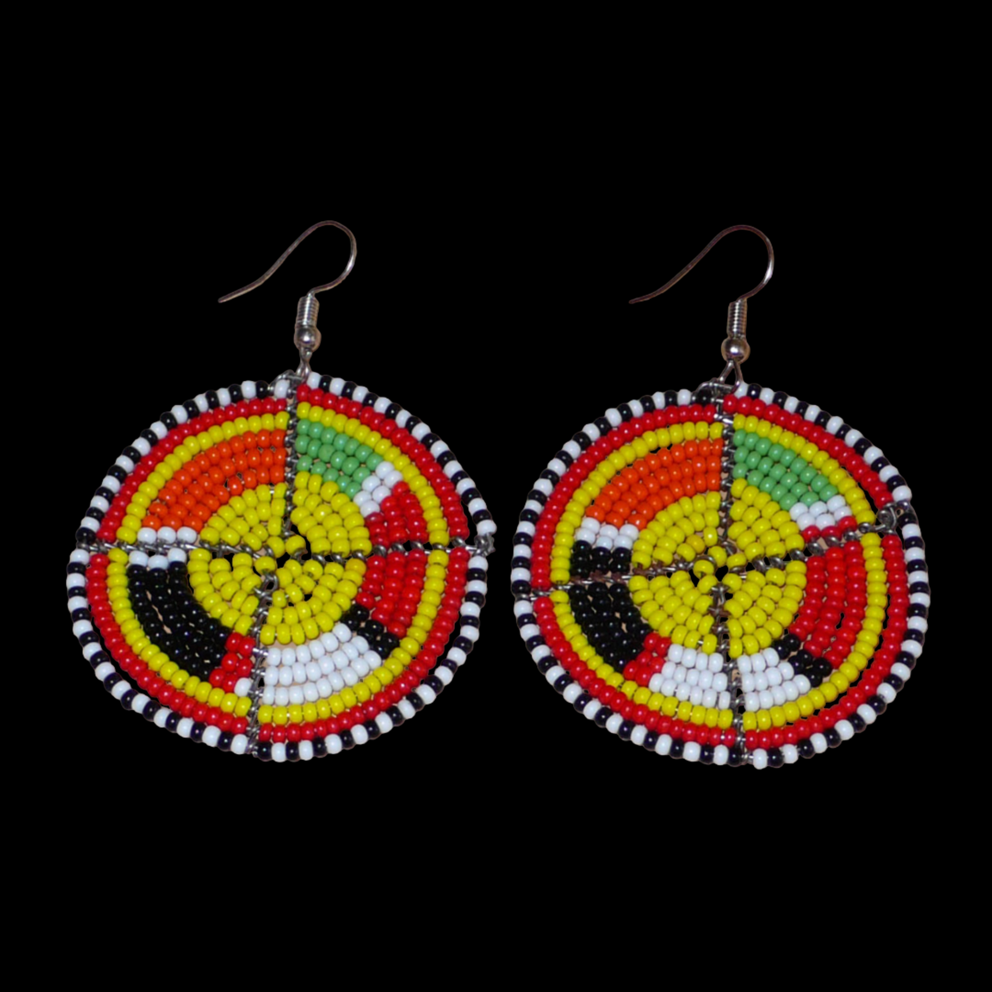 Boucles d'oreilles ethniques rondes à motifs Massai composées de perles de rocaille jaunes et multicolores. De taille moyenne, elles mesurent 6,5 cm de long et 4,5 cm de large, et se portent avec des crochets en acier inoxydable sur des oreilles percées.