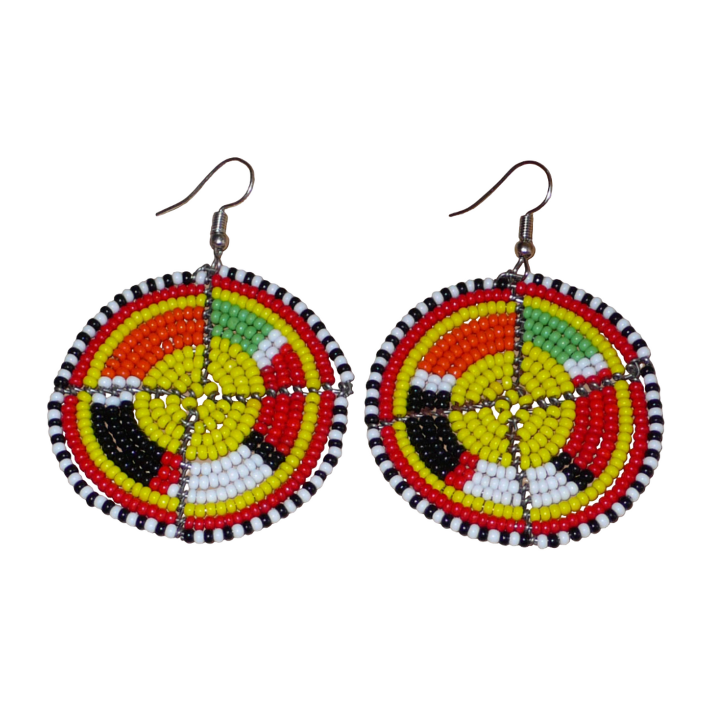 Boucles d'oreilles ethniques rondes à motifs Massai composées de perles de rocaille jaunes et multicolores. De taille moyenne, elles mesurent 6,5 cm de long et 4,5 cm de large, et se portent avec des crochets en acier inoxydable sur des oreilles percées.