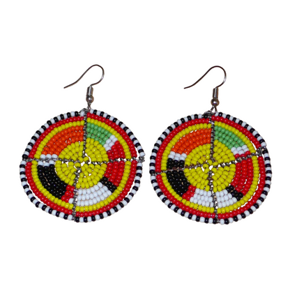 Boucles d'oreilles ethniques rondes à motifs Massai composées de perles de rocaille jaunes et multicolores. De taille moyenne, elles mesurent 6,5 cm de long et 4,5 cm de large, et se portent avec des crochets en acier inoxydable sur des oreilles percées.