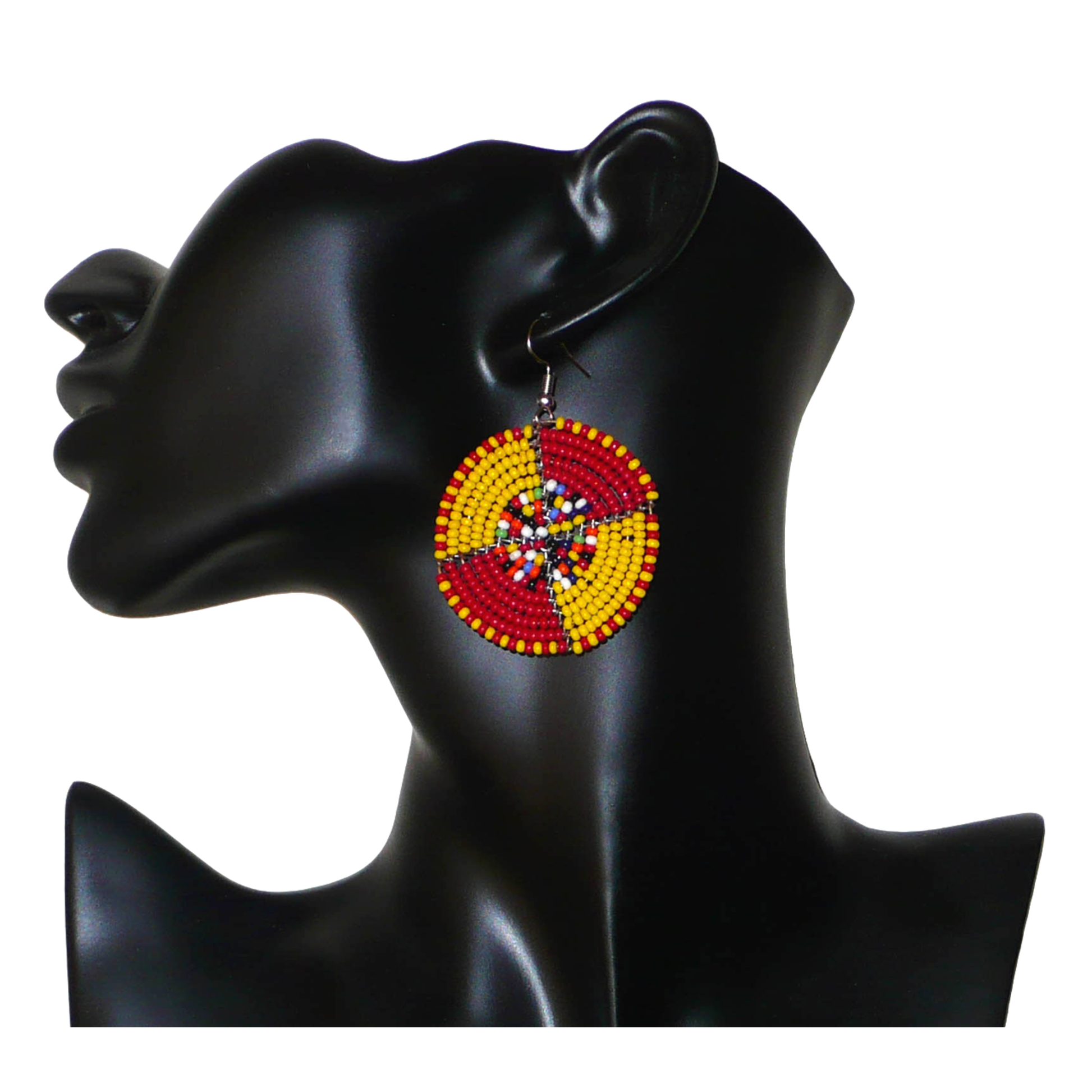 Boucles d'oreilles exotiques ultra colorées en perles de rocaille rouges, jaunes et multicolores montées en forme de disques. Elles mesurent 6 cm de long et 4 cm de large et se portent sur des oreilles percées.