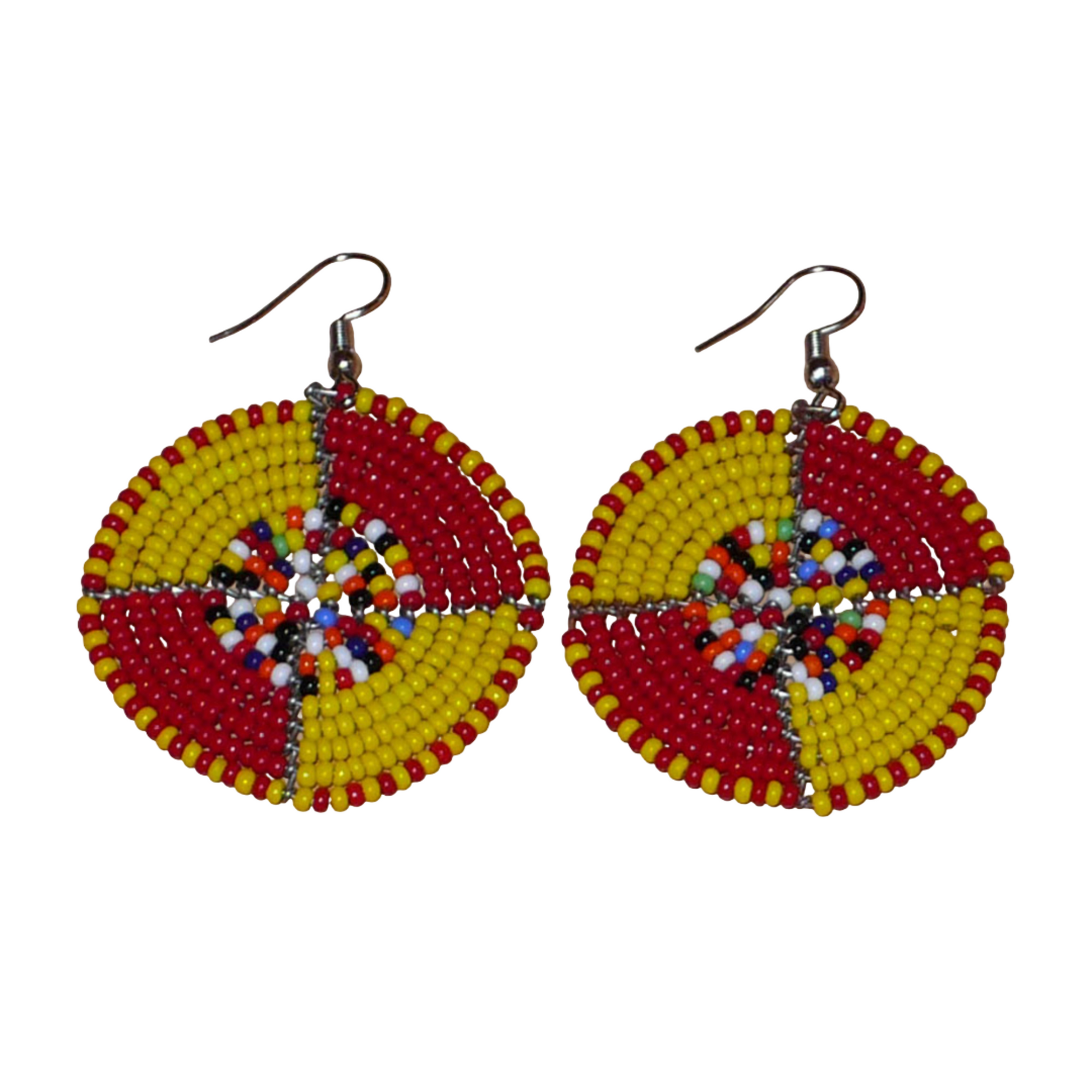 Boucles d'oreilles exotiques ultra colorées en perles de rocaille rouges, jaunes et multicolores montées en forme de disques. Elles mesurent 6 cm de long et 4 cm de large et se portent sur des oreilles percées.