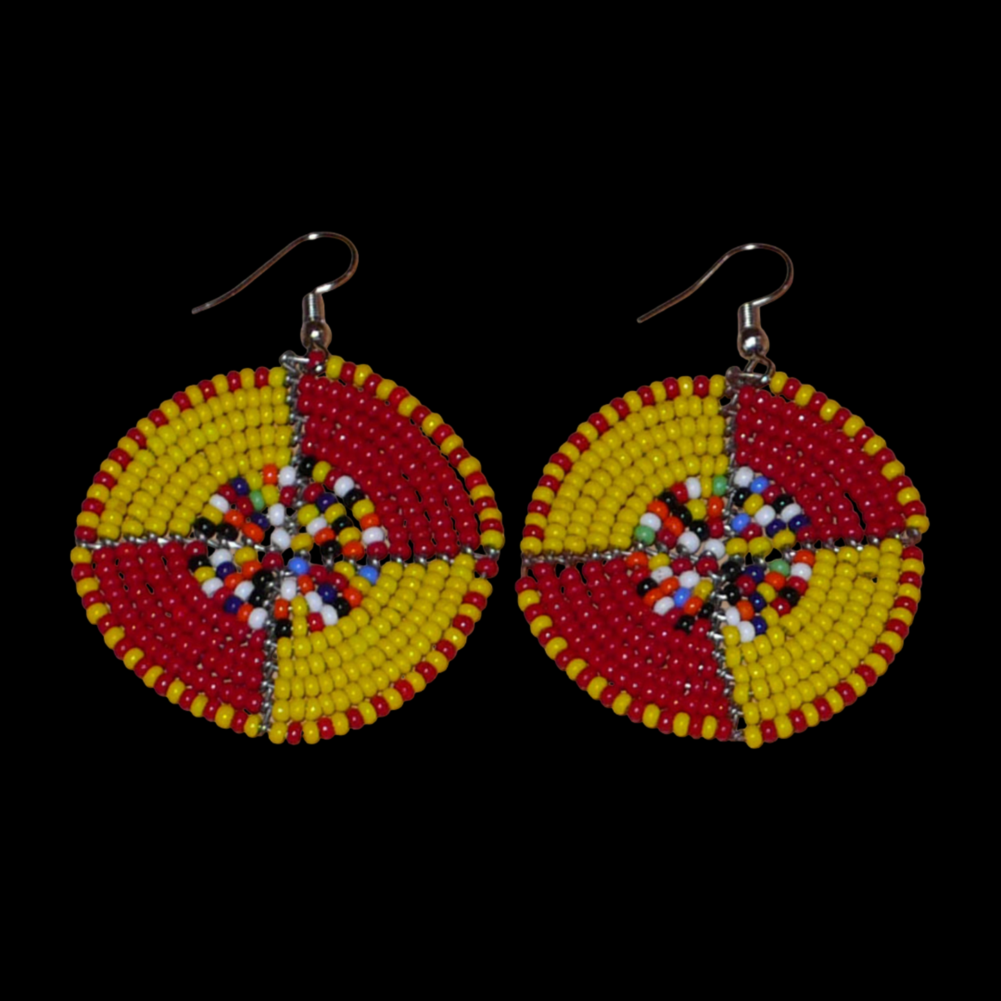 Boucles d'oreilles exotiques ultra colorées en perles de rocaille rouges, jaunes et multicolores montées en forme de disques. Elles mesurent 6 cm de long et 4 cm de large et se portent sur des oreilles percées.