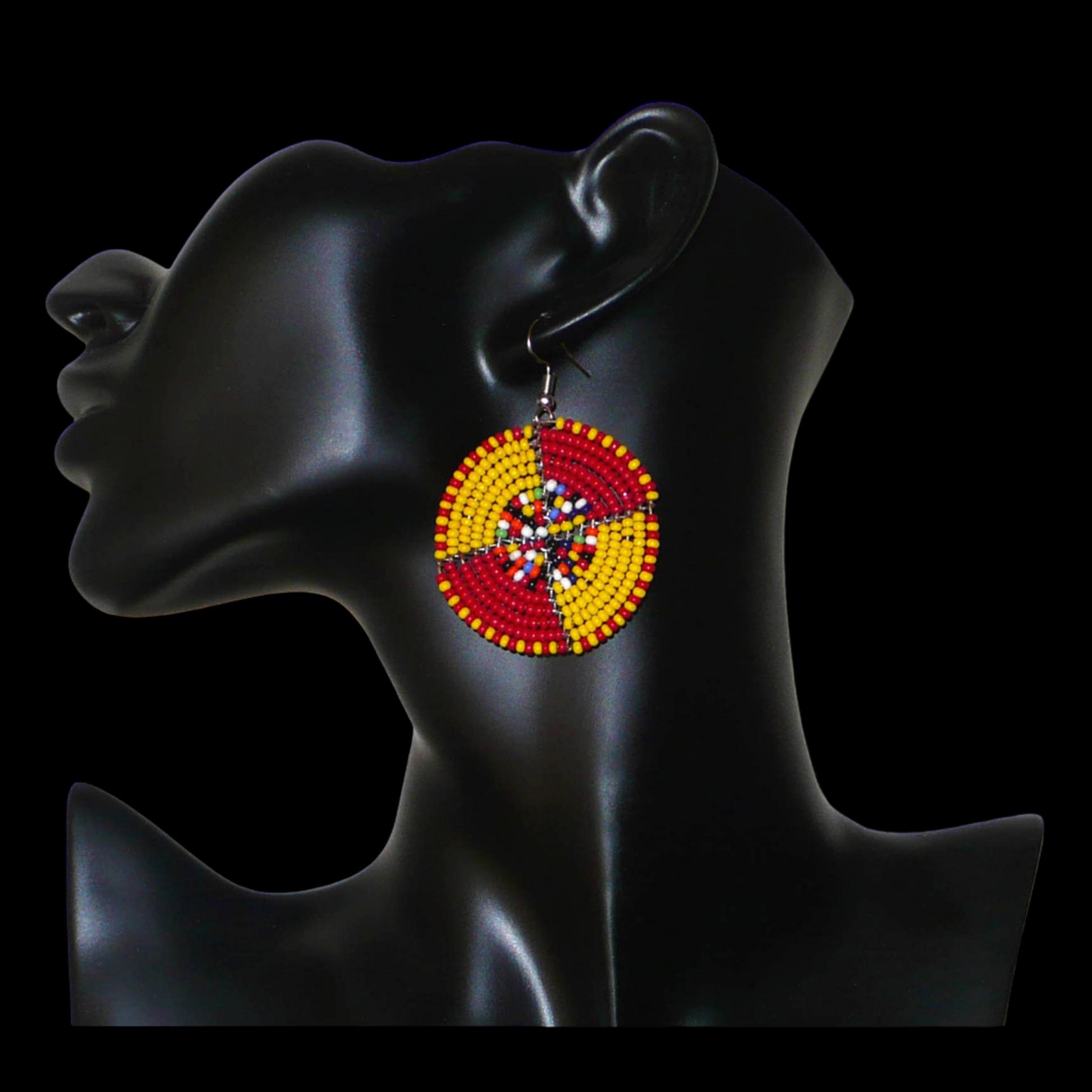 Boucles d'oreilles exotiques ultra colorées en perles de rocaille rouges, jaunes et multicolores montées en forme de disques. Elles mesurent 6 cm de long et 4 cm de large et se portent sur des oreilles percées.