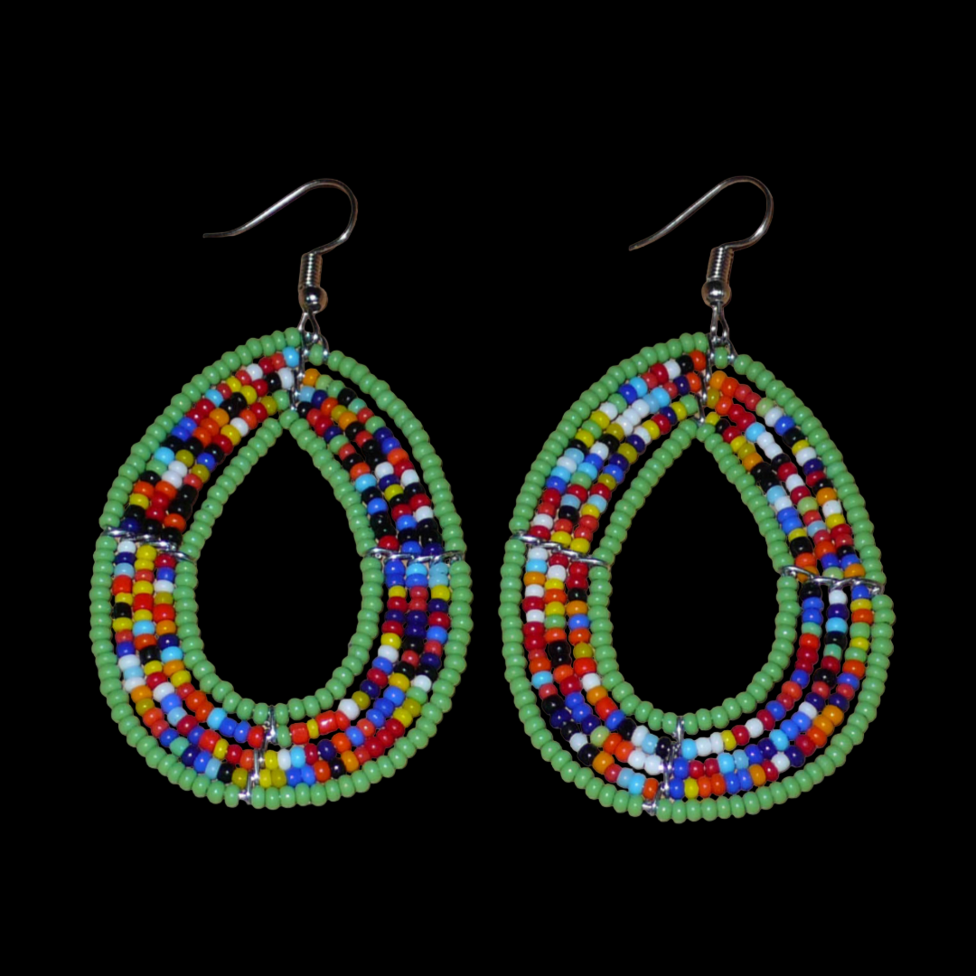 Boucles d'oreilles exotiques vertes et multicolores en forme de gouttes. Elles mesurent 7.5 cm de long et 4 cm de large et se portent sur des oreilles percées.
