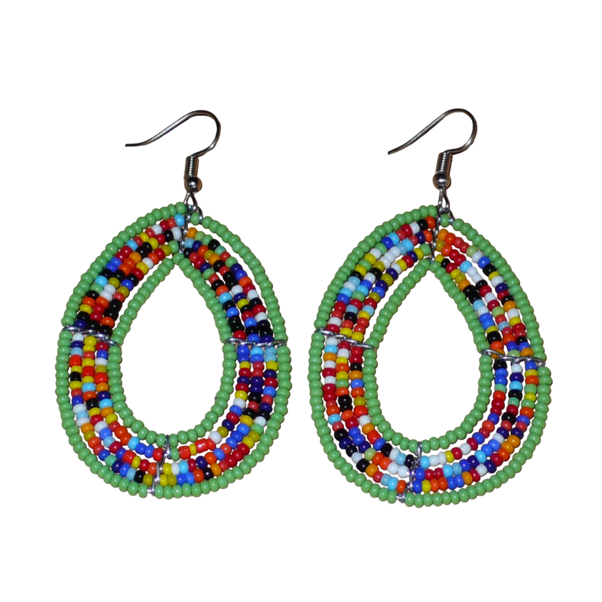 Boucles d'oreilles exotiques vertes et multicolores en forme de gouttes. Elles mesurent 7.5 cm de long et 4 cm de large et se portent sur des oreilles percées.