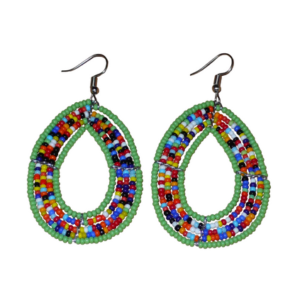 Boucles d'oreilles exotiques vertes et multicolores en forme de gouttes. Elles mesurent 7.5 cm de long et 4 cm de large et se portent sur des oreilles percées.