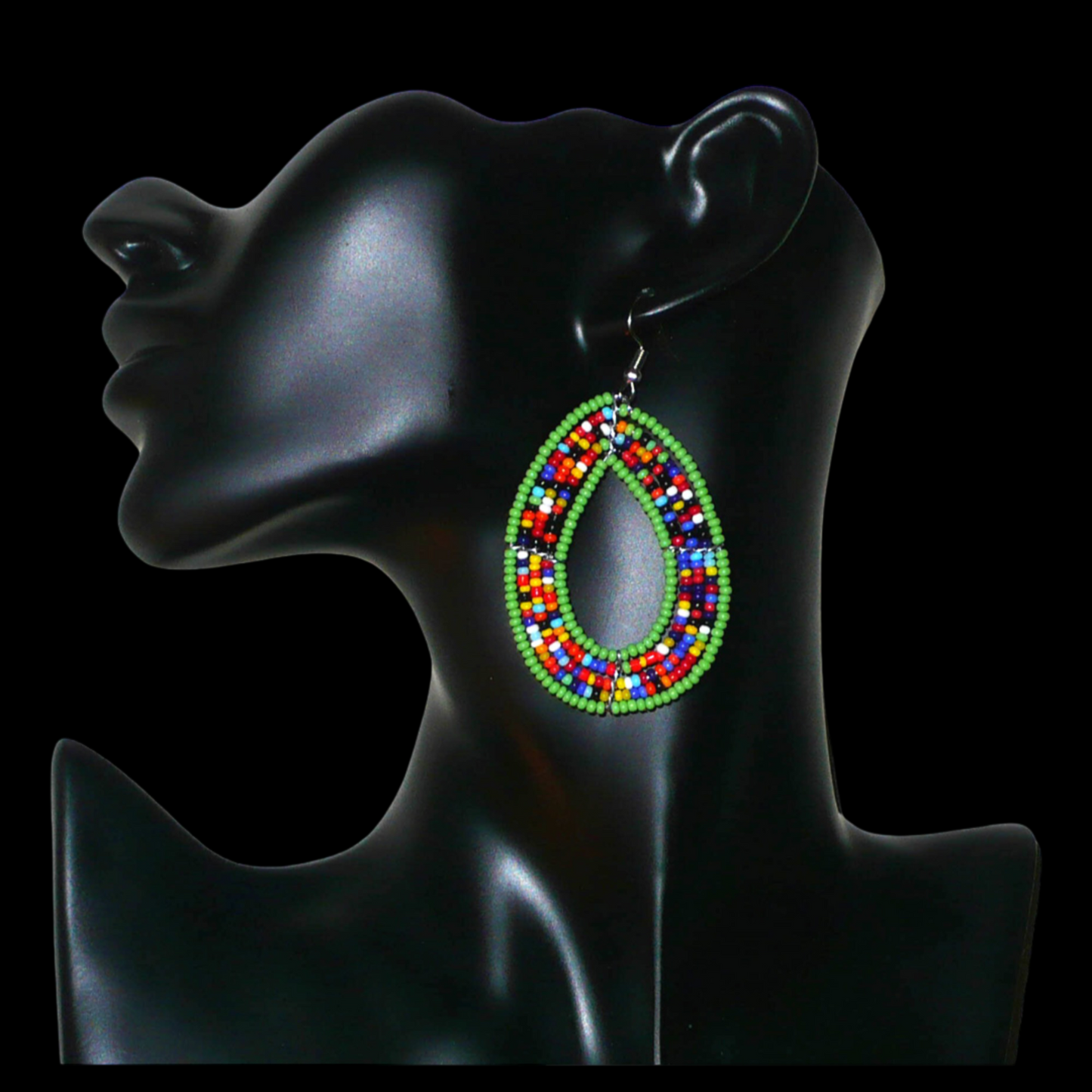 Boucles d'oreilles exotiques vertes et multicolores en forme de gouttes. Elles mesurent 7.5 cm de long et 4 cm de large et se portent sur des oreilles percées.