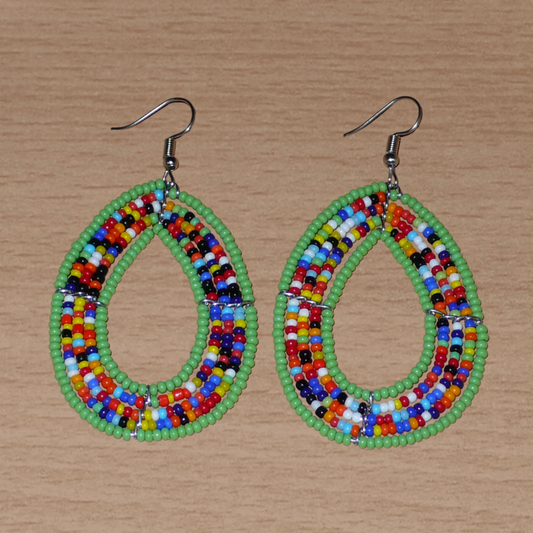 Boucles d'oreilles exotiques vertes et multicolores en forme de gouttes. Elles mesurent 7.5 cm de long et 4 cm de large et se portent sur des oreilles percées.