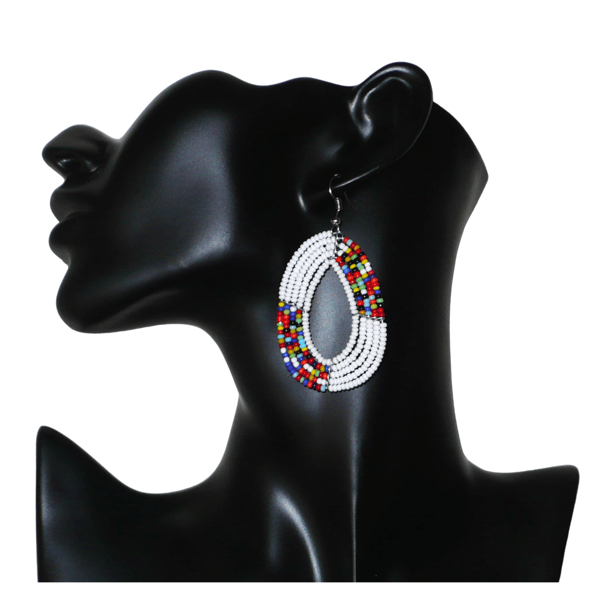 Boucles d'oreilles kenyanes multi-rangs en forme de gouttes composées de perles de rocaille blanches et multicolores. De taille moyenne, elles mesurent 7 cm de long et 4 cm de large, et se portent sur des oreilles percées.