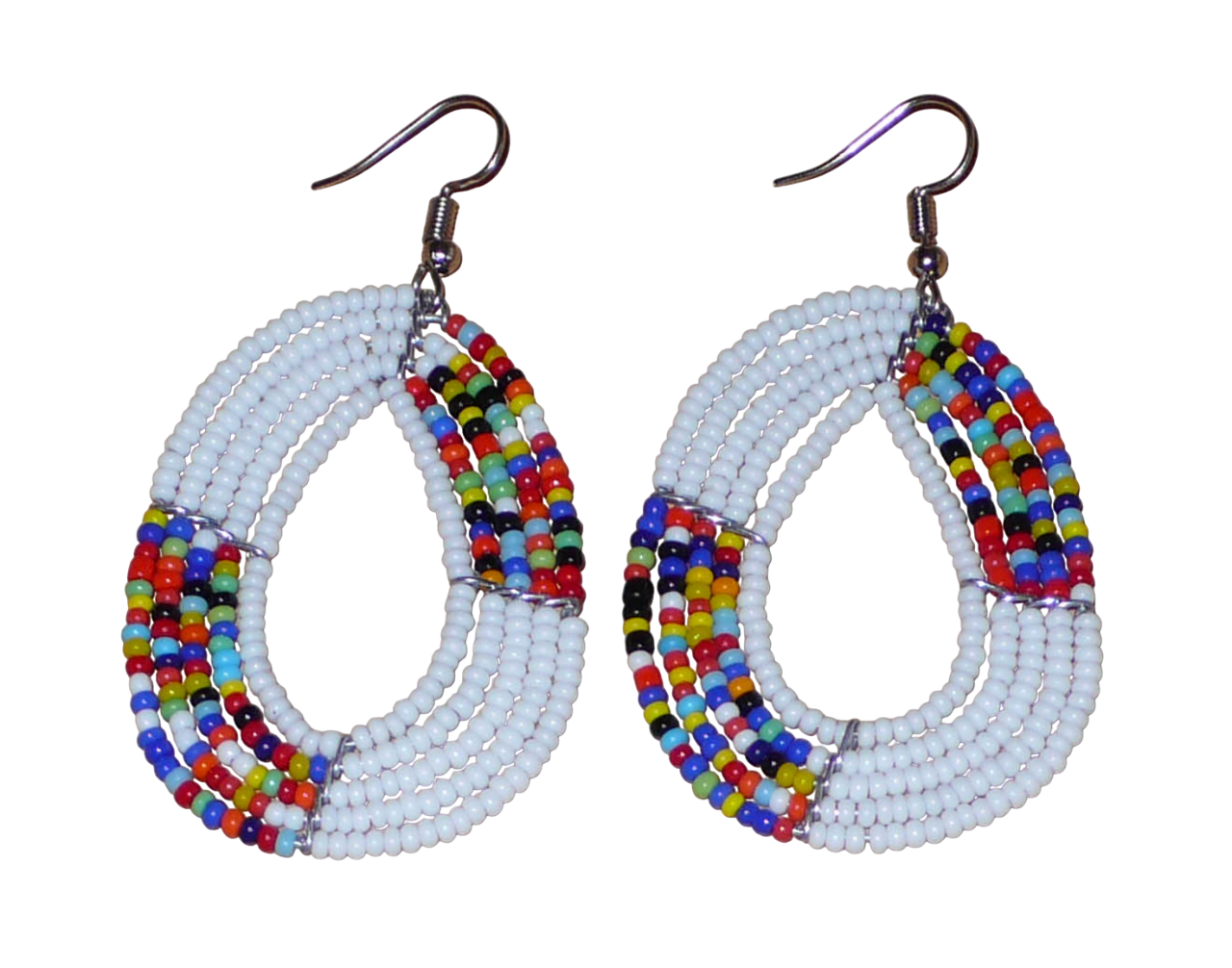 Boucles d'oreilles kenyanes multi-rangs en forme de gouttes composées de perles de rocaille blanches et multicolores. De taille moyenne, elles mesurent 7 cm de long et 4 cm de large, et se portent sur des oreilles percées.