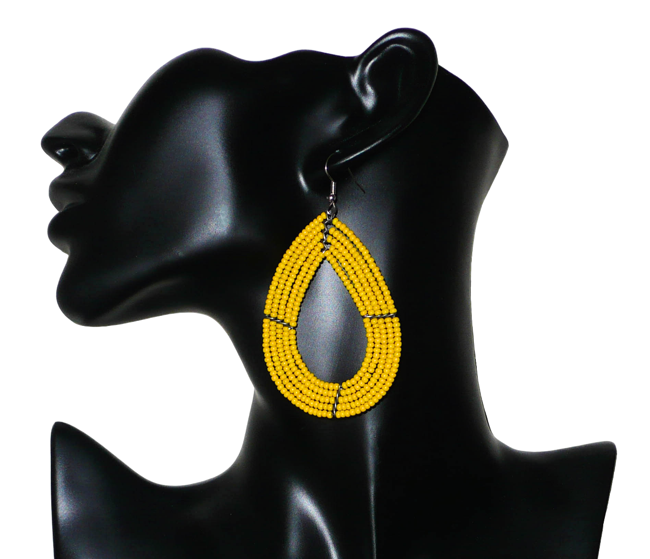 Boucles d'oreilles jaunes en forme de gouttes composées de perles de rocaille. Elles mesurent 8 cm de long et 4,5 cm de large, et se portent avec des crochets en acier inoxydable sur des oreilles percées.