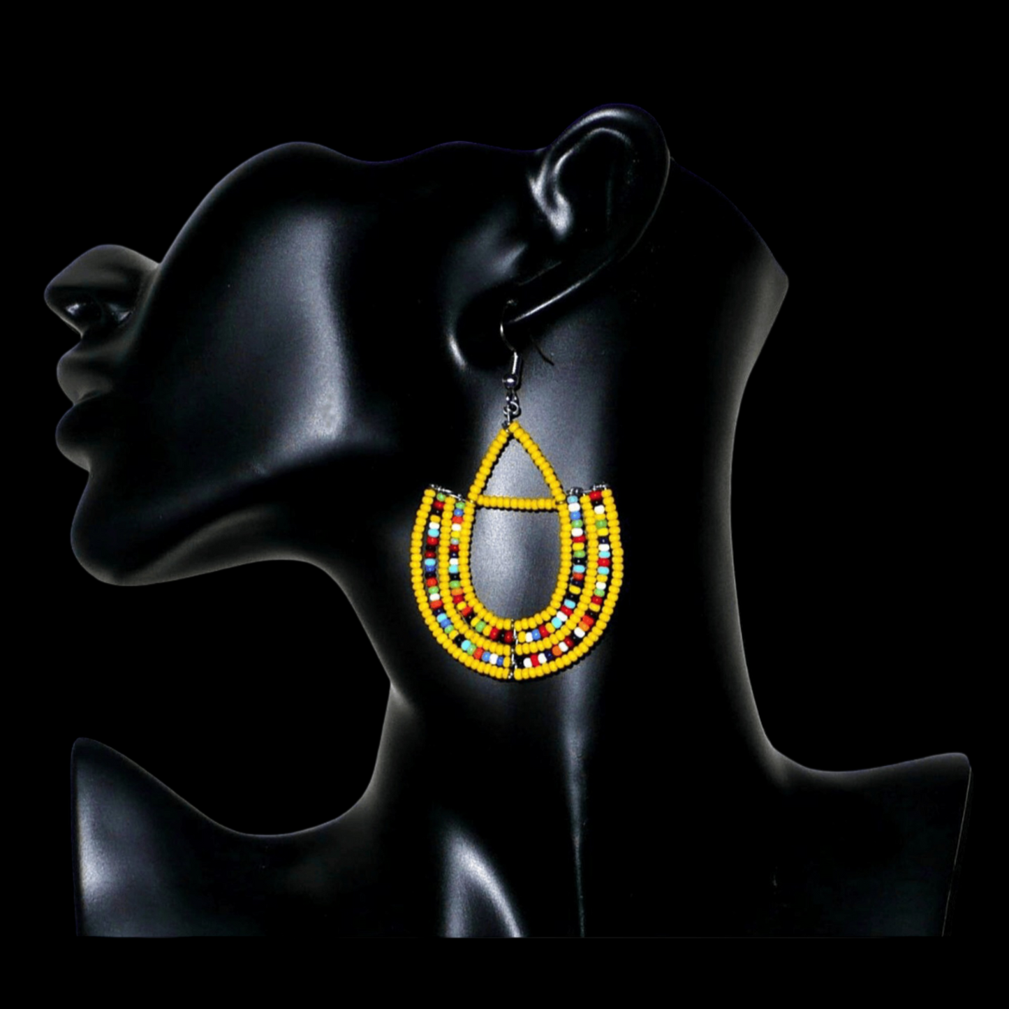 Boucles d'oreilles exotiques en perles de rocaille jaunes et multicolores enfilées sur des structures de fils de fer en forme d'ancres. Elles mesurent 7,5 cm de long et 4 cm de large et se portent aux lobes d'oreilles percées avec des crochets en acier inoxydable.