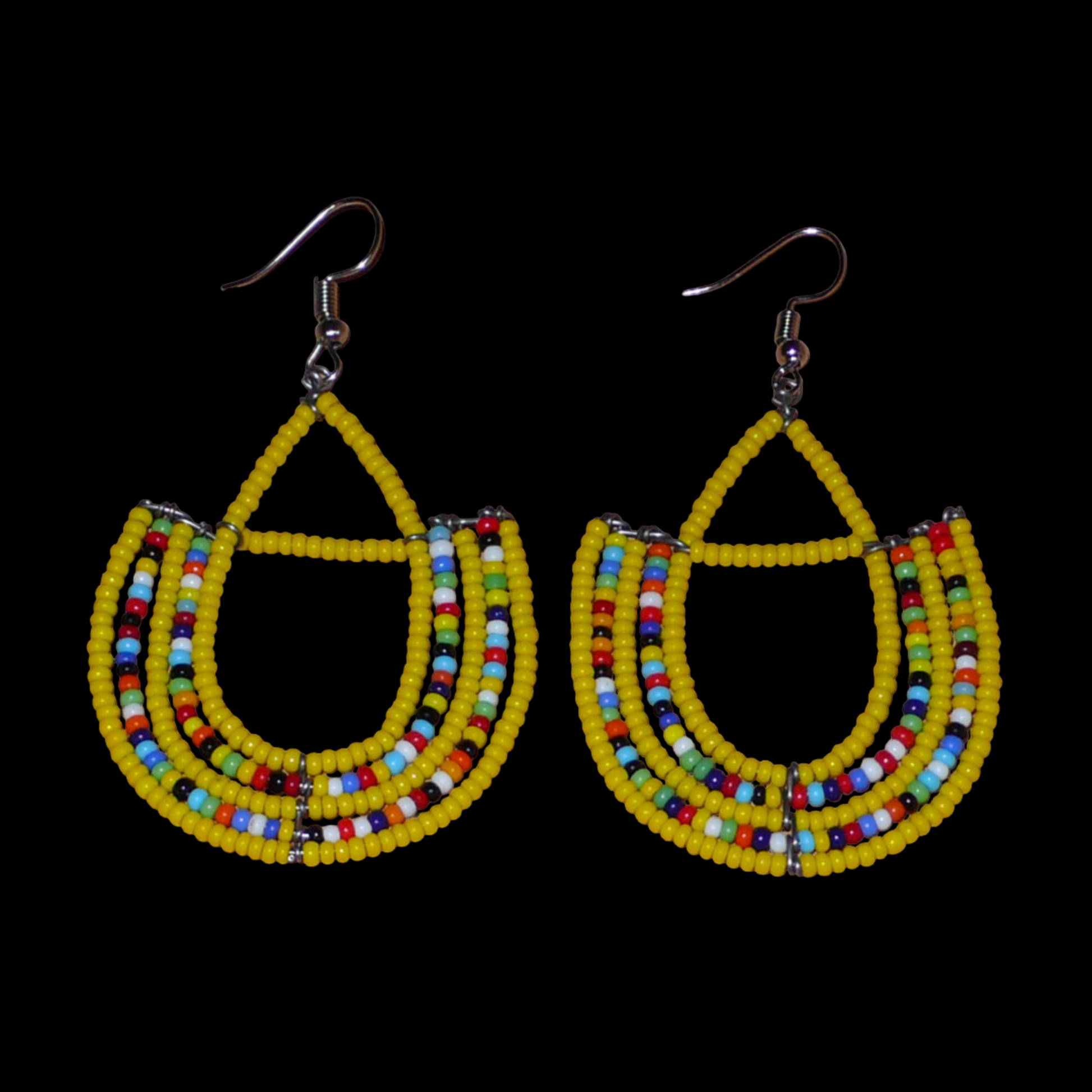 Boucles d'oreilles exotiques en perles de rocaille jaunes et multicolores enfilées sur des structures de fils de fer en forme d'ancres. Elles mesurent 7,5 cm de long et 4 cm de large et se portent aux lobes d'oreilles percées avec des crochets en acier inoxydable.