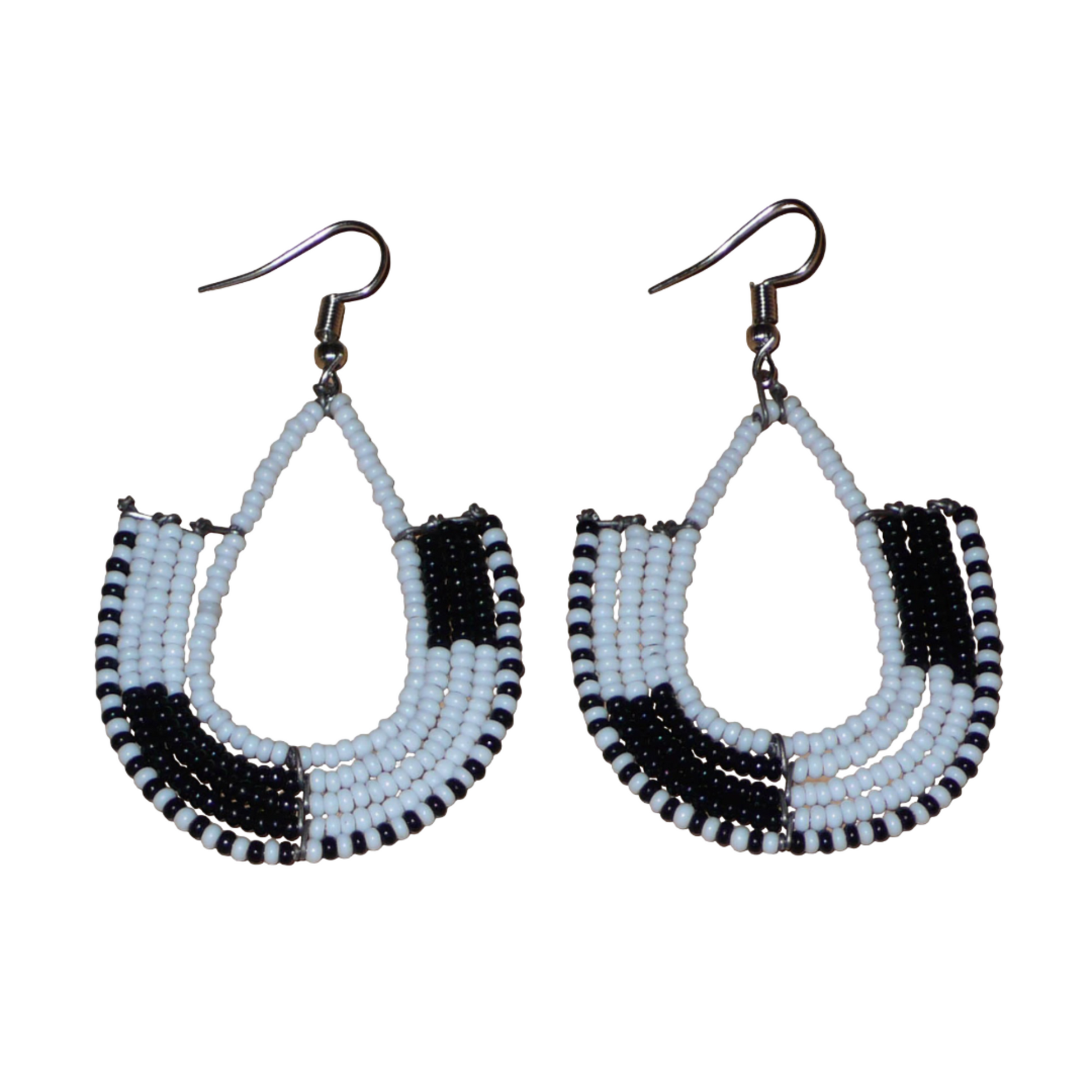 Ajoutez une touche ethnique contemporaine à votre tenue avec cette paire de boucles d'oreilles africaines bicolores blanches et noires ! De fabrication artisanale kenyane, elles se composent de perles de rocaille blanches et noires glissées sur des structures en fils de fer montés en forme d'ancres. Ces boucles d'oreilles mesurent 7 cm de long et 4 cm de large, et se portent avec des crochets en acier inoxydable sur des oreilles percées.