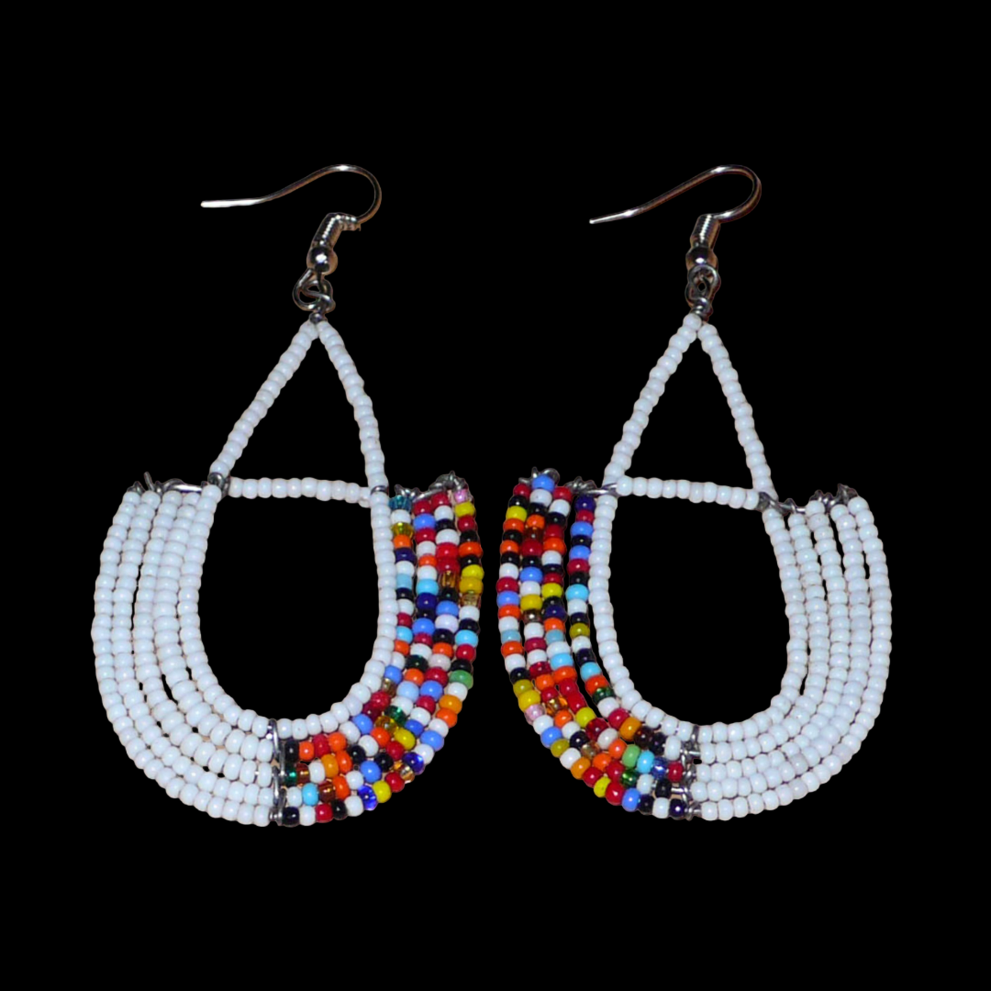 Longues boucles d'oreilles ethniques en forme d'ancres composées de perles de rocaille blanches et d'un mélange de perles multicolores. Ces boucles d'oreilles à l'esprit bohème mesurent 8 cm de long et 4 cm de large et se portent sur des oreilles percées.