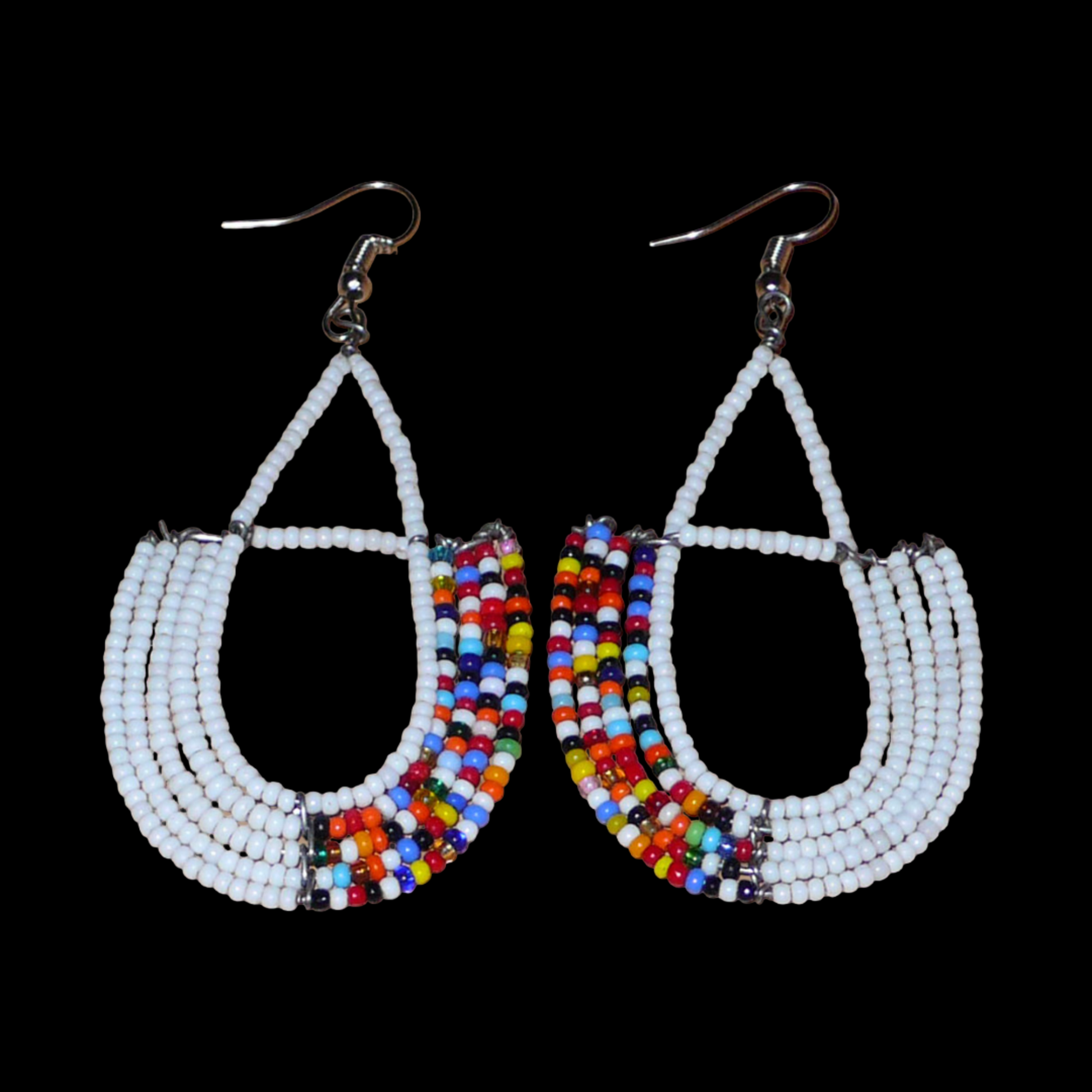 Longues boucles d'oreilles ethniques en forme d'ancres composées de perles de rocaille blanches et d'un mélange de perles multicolores. Ces boucles d'oreilles à l'esprit bohème mesurent 8 cm de long et 4 cm de large et se portent sur des oreilles percées.