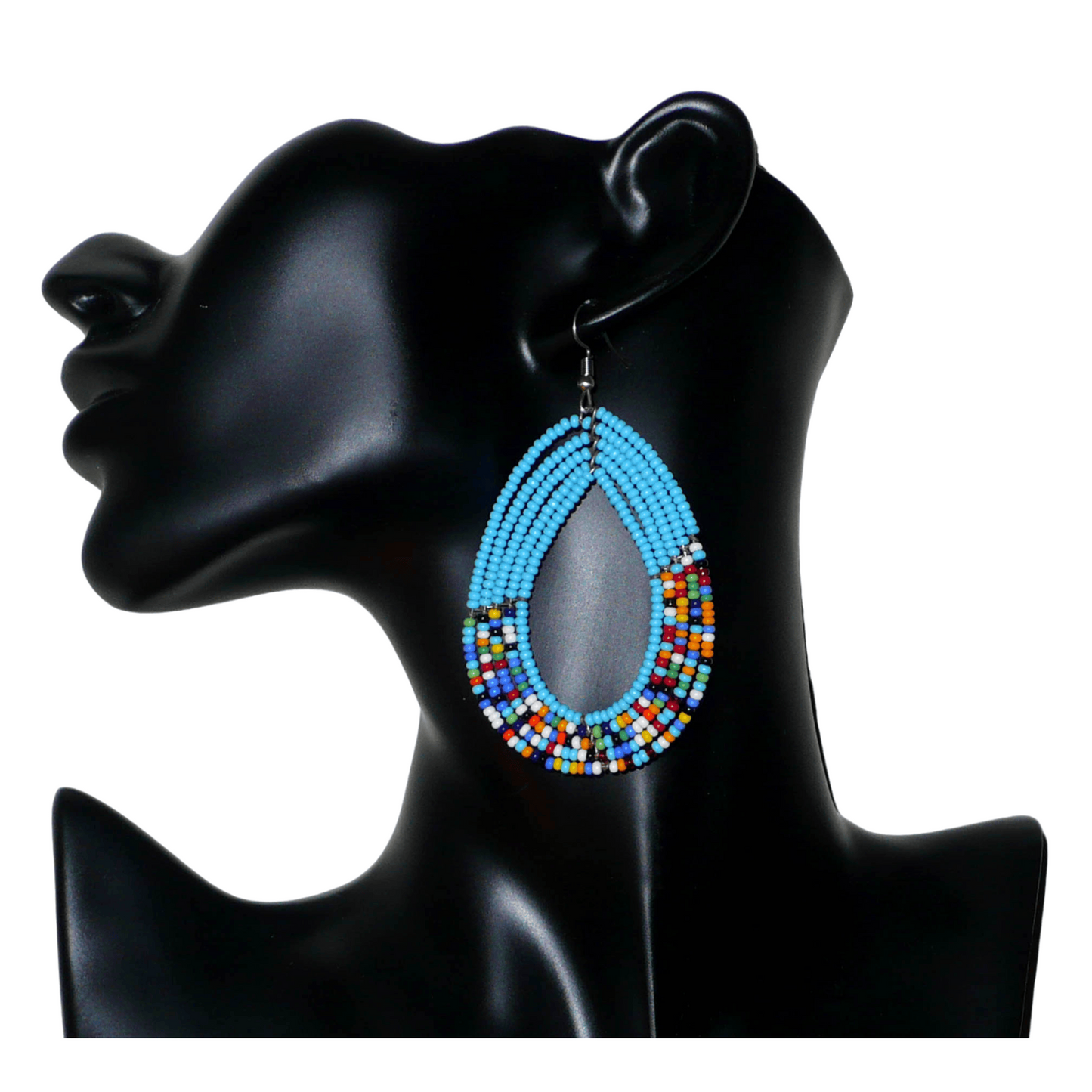 Boucles d'oreilles kenyanes en perles de rocaille bleu ciel et multicolores montées en forme de gouttes. Elles mesurent 8 cm de long et 4.5 cm de large, et se portent sur des oreilles percées.
