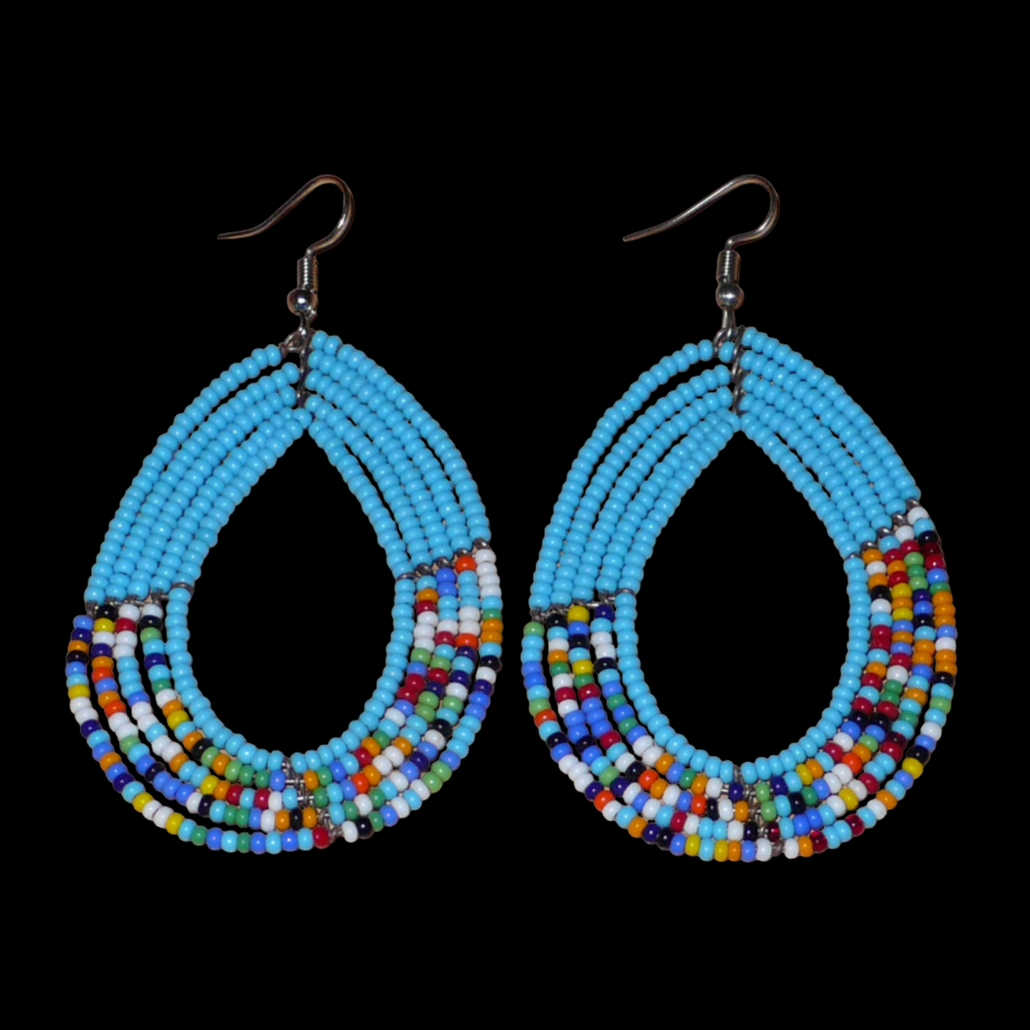 Boucles d'oreilles kenyanes en perles de rocaille bleu ciel et multicolores montées en forme de gouttes. Elles mesurent 8 cm de long et 4.5 cm de large, et se portent sur des oreilles percées.