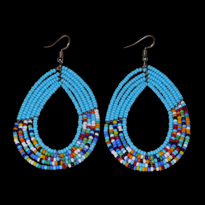 Boucles d'oreilles kenyanes en perles de rocaille bleu ciel et multicolores montées en forme de gouttes. Elles mesurent 8 cm de long et 4.5 cm de large, et se portent sur des oreilles percées.