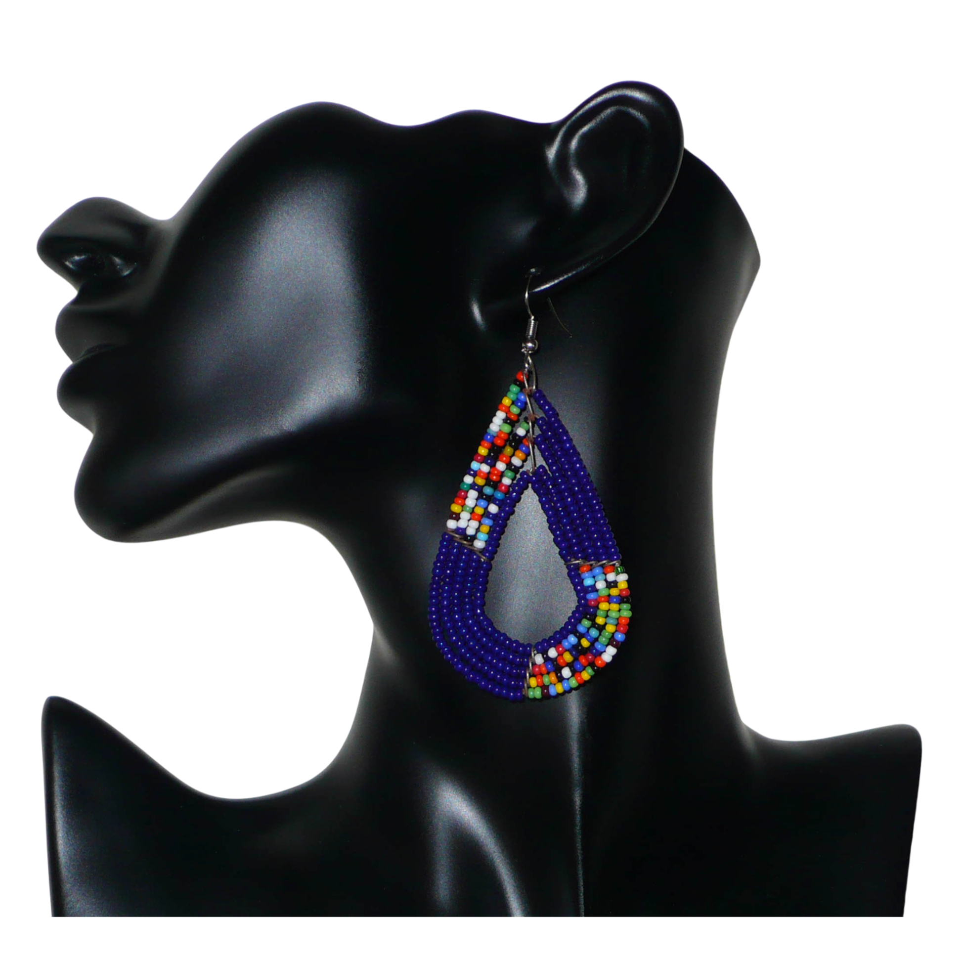 afro boho chic des années 70. Elles se composent de perles de rocaille bleu foncé et d'un mélange de perles multicolores glissées sur cinq rangées de fils de fer en forme de gouttes légèrement triangulaires. Ces boucles d'oreilles mesurent 8 cm de long et 4 cm de large ; elles se portent avec des crochets en acier inoxydable sur des oreilles percées.