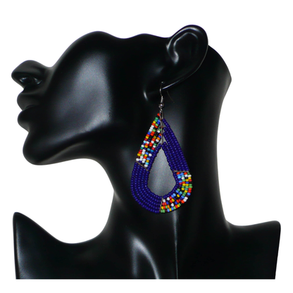 afro boho chic des années 70. Elles se composent de perles de rocaille bleu foncé et d'un mélange de perles multicolores glissées sur cinq rangées de fils de fer en forme de gouttes légèrement triangulaires. Ces boucles d'oreilles mesurent 8 cm de long et 4 cm de large ; elles se portent avec des crochets en acier inoxydable sur des oreilles percées.