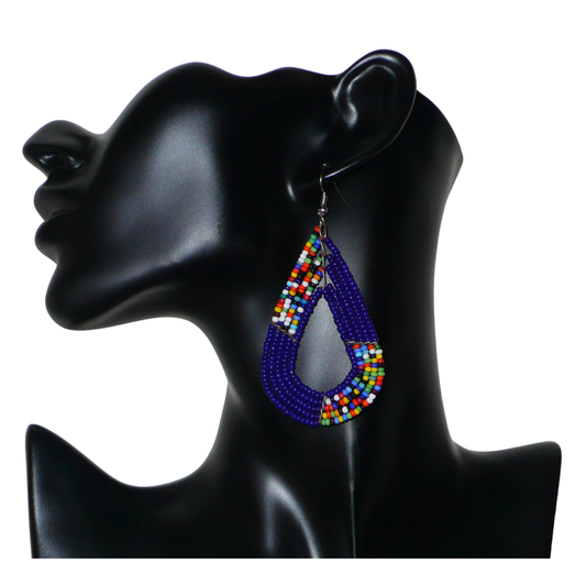 afro boho chic des années 70. Elles se composent de perles de rocaille bleu foncé et d'un mélange de perles multicolores glissées sur cinq rangées de fils de fer en forme de gouttes légèrement triangulaires. Ces boucles d'oreilles mesurent 8 cm de long et 4 cm de large ; elles se portent avec des crochets en acier inoxydable sur des oreilles percées.