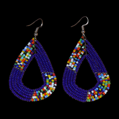 afro boho chic des années 70. Elles se composent de perles de rocaille bleu foncé et d'un mélange de perles multicolores glissées sur cinq rangées de fils de fer en forme de gouttes légèrement triangulaires. Ces boucles d'oreilles mesurent 8 cm de long et 4 cm de large ; elles se portent avec des crochets en acier inoxydable sur des oreilles percées.