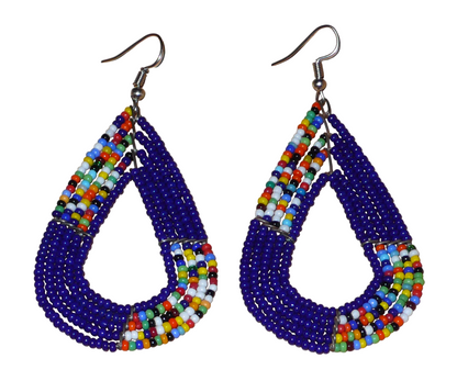 afro boho chic des années 70. Elles se composent de perles de rocaille bleu foncé et d'un mélange de perles multicolores glissées sur cinq rangées de fils de fer en forme de gouttes légèrement triangulaires. Ces boucles d'oreilles mesurent 8 cm de long et 4 cm de large ; elles se portent avec des crochets en acier inoxydable sur des oreilles percées.