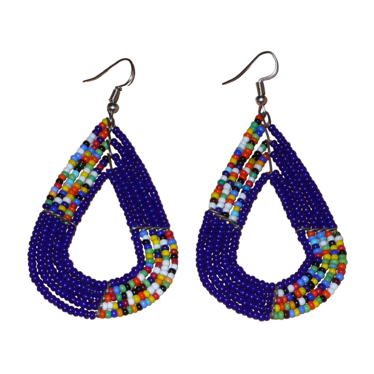 afro boho chic des années 70. Elles se composent de perles de rocaille bleu foncé et d'un mélange de perles multicolores glissées sur cinq rangées de fils de fer en forme de gouttes légèrement triangulaires. Ces boucles d'oreilles mesurent 8 cm de long et 4 cm de large ; elles se portent avec des crochets en acier inoxydable sur des oreilles percées.