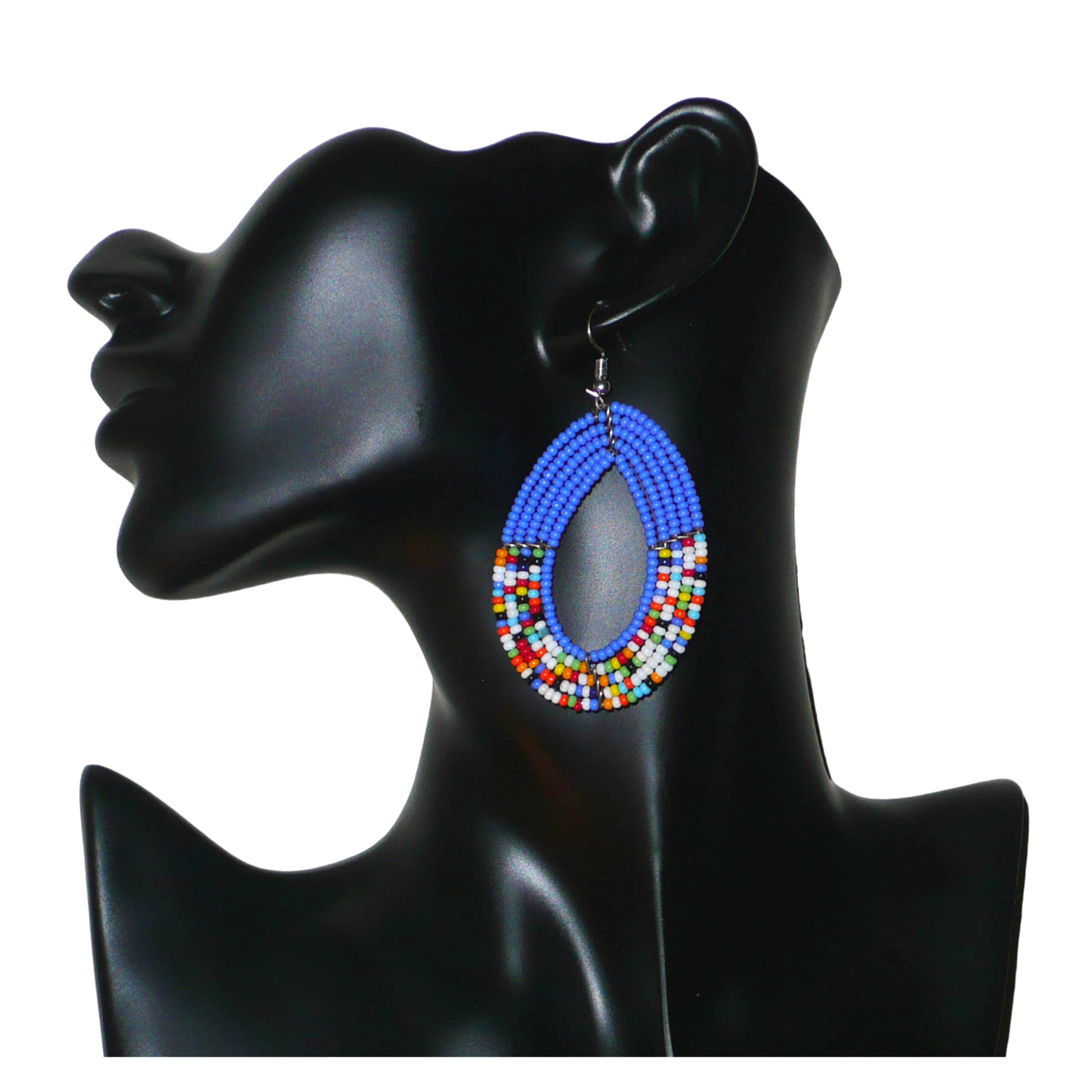 Boucles d'oreilles kenyanes multi-rangs de forme ovales, en perles de rocaille bleues et multicolores. Elles mesurent 7.5 cm de long et 4 cm de large et se portent sur des oreilles percées.