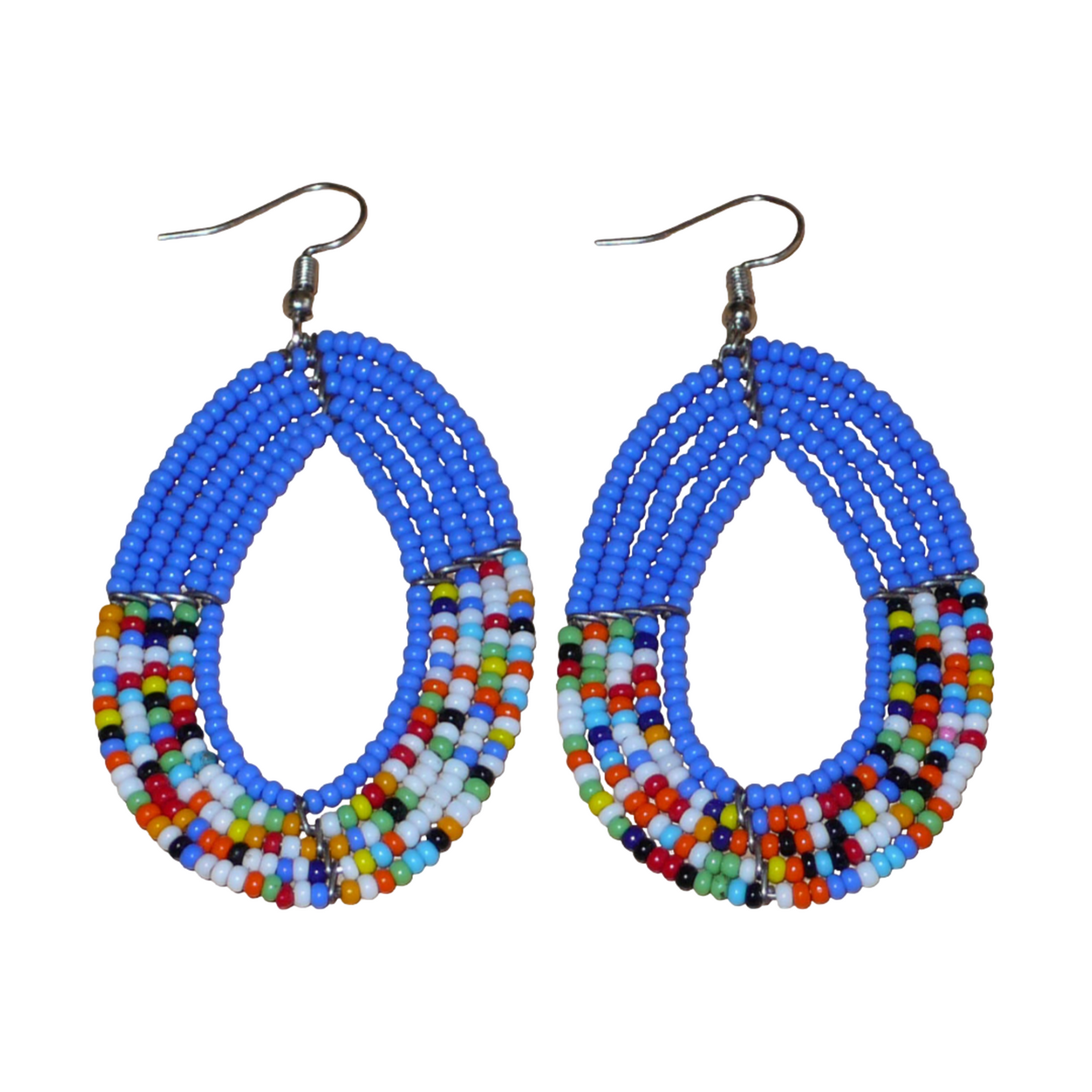 Boucles d'oreilles kenyanes multi-rangs de forme ovales, en perles de rocaille bleues et multicolores. Elles mesurent 7.5 cm de long et 4 cm de large et se portent sur des oreilles percées.