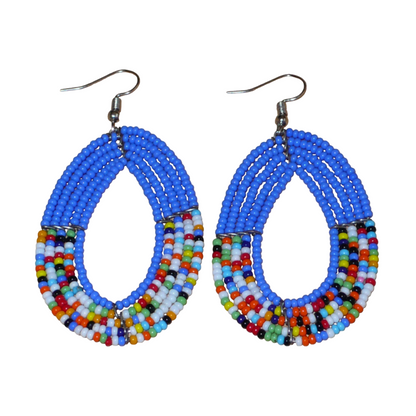 Boucles d'oreilles kenyanes multi-rangs de forme ovales, en perles de rocaille bleues et multicolores. Elles mesurent 7.5 cm de long et 4 cm de large et se portent sur des oreilles percées.