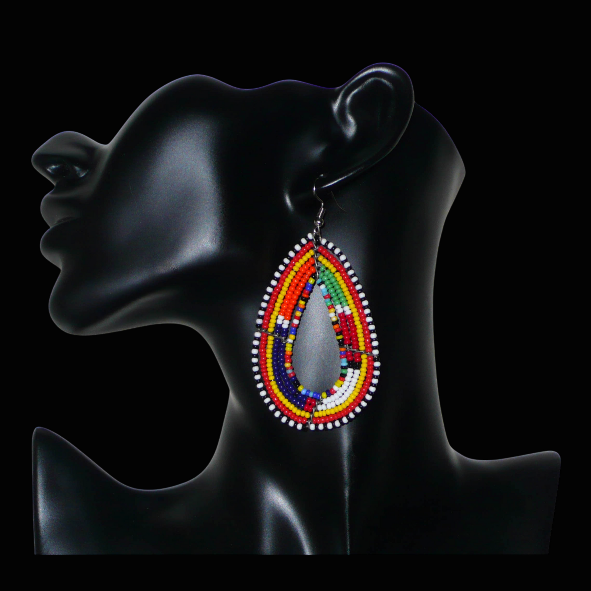 Ajoutez de la couleur à votre look avec ces longues boucles d'oreilles africaines à motifs ethniques traditionnels Massai. Confectionnées selon la tradition artisanale kenyane, elles sont composées de perles de rocaille multicolores glissées sur six rangées de fils de fer montés en forme de gouttes. Ces boucles d'oreilles mesurent 8 cm de long et 4.5 cm de large ; elles se portent avec des crochets en acier inoxydable sur des oreilles percées.
