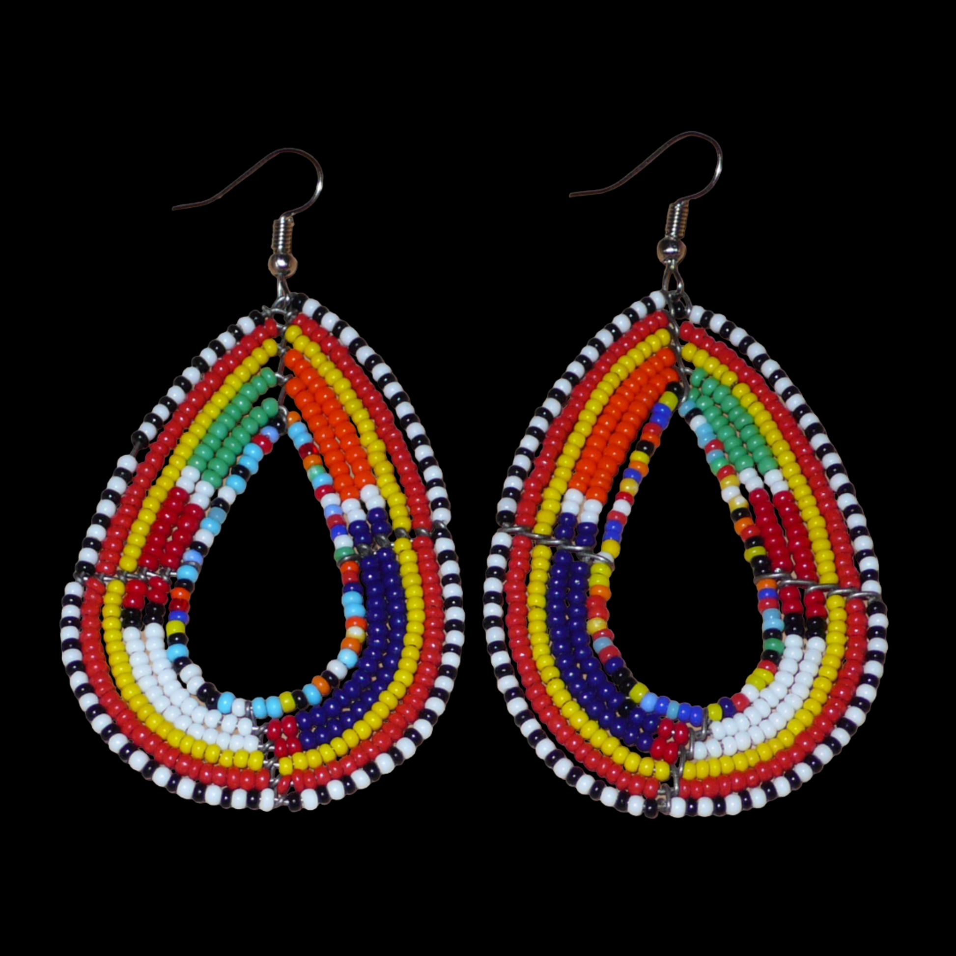Ajoutez de la couleur à votre look avec ces longues boucles d'oreilles africaines à motifs ethniques traditionnels Massai. Confectionnées selon la tradition artisanale kenyane, elles sont composées de perles de rocaille multicolores glissées sur six rangées de fils de fer montés en forme de gouttes. Ces boucles d'oreilles mesurent 8 cm de long et 4.5 cm de large ; elles se portent avec des crochets en acier inoxydable sur des oreilles percées.