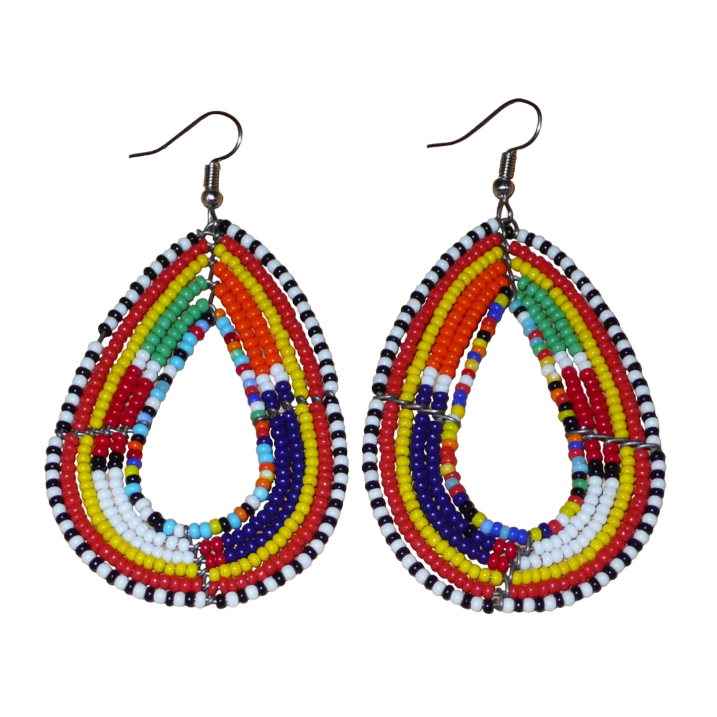Ajoutez de la couleur à votre look avec ces longues boucles d'oreilles africaines à motifs ethniques traditionnels Massai. Confectionnées selon la tradition artisanale kenyane, elles sont composées de perles de rocaille multicolores glissées sur six rangées de fils de fer montés en forme de gouttes. Ces boucles d'oreilles mesurent 8 cm de long et 4.5 cm de large ; elles se portent avec des crochets en acier inoxydable sur des oreilles percées.