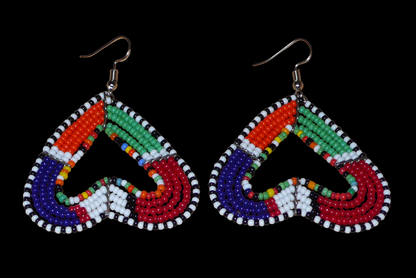 Boucles d'oreilles kenyanes Massai de fabrication artisanale se composant de perles de rocaille multicolores glissées sur cinq rangées de fils de fer montés en forme de cœurs inversés.

Cette paire de boucles d'oreilles de taille moyenne mesure 6.5 cm de long et 5 cm de large ; elle se porte avec des crochets en acier inoxydable sur des oreilles percées.