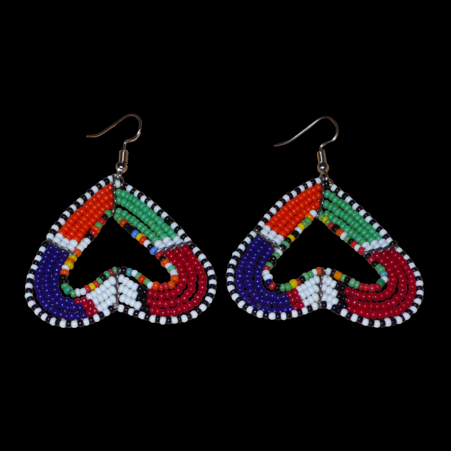 Boucles d'oreilles kenyanes Massai de fabrication artisanale se composant de perles de rocaille multicolores glissées sur cinq rangées de fils de fer montés en forme de cœurs inversés. Elles mesure 6.5 cm de long et 5 cm de large, et se porte avec des crochets en acier inoxydable sur des oreilles percées.