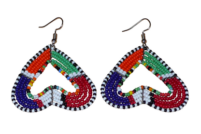 Boucles d'oreilles kenyanes Massai de fabrication artisanale se composant de perles de rocaille multicolores glissées sur cinq rangées de fils de fer montés en forme de cœurs inversés.

Cette paire de boucles d'oreilles de taille moyenne mesure 6.5 cm de long et 5 cm de large ; elle se porte avec des crochets en acier inoxydable sur des oreilles percées.