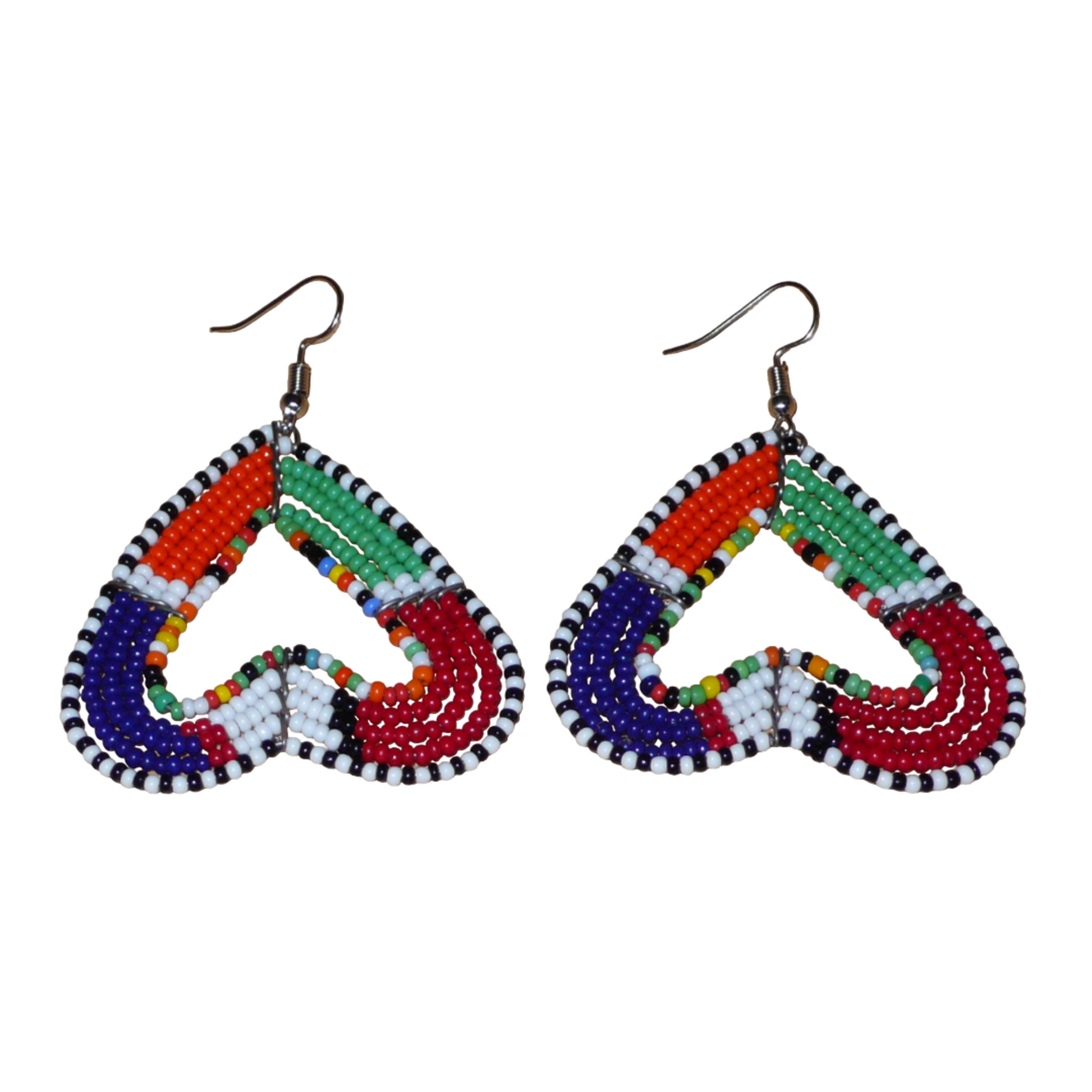 Boucles d'oreilles kenyanes Massai de fabrication artisanale se composant de perles de rocaille multicolores glissées sur cinq rangées de fils de fer montés en forme de cœurs inversés. Elles mesure 6.5 cm de long et 5 cm de large, et se porte avec des crochets en acier inoxydable sur des oreilles percées.