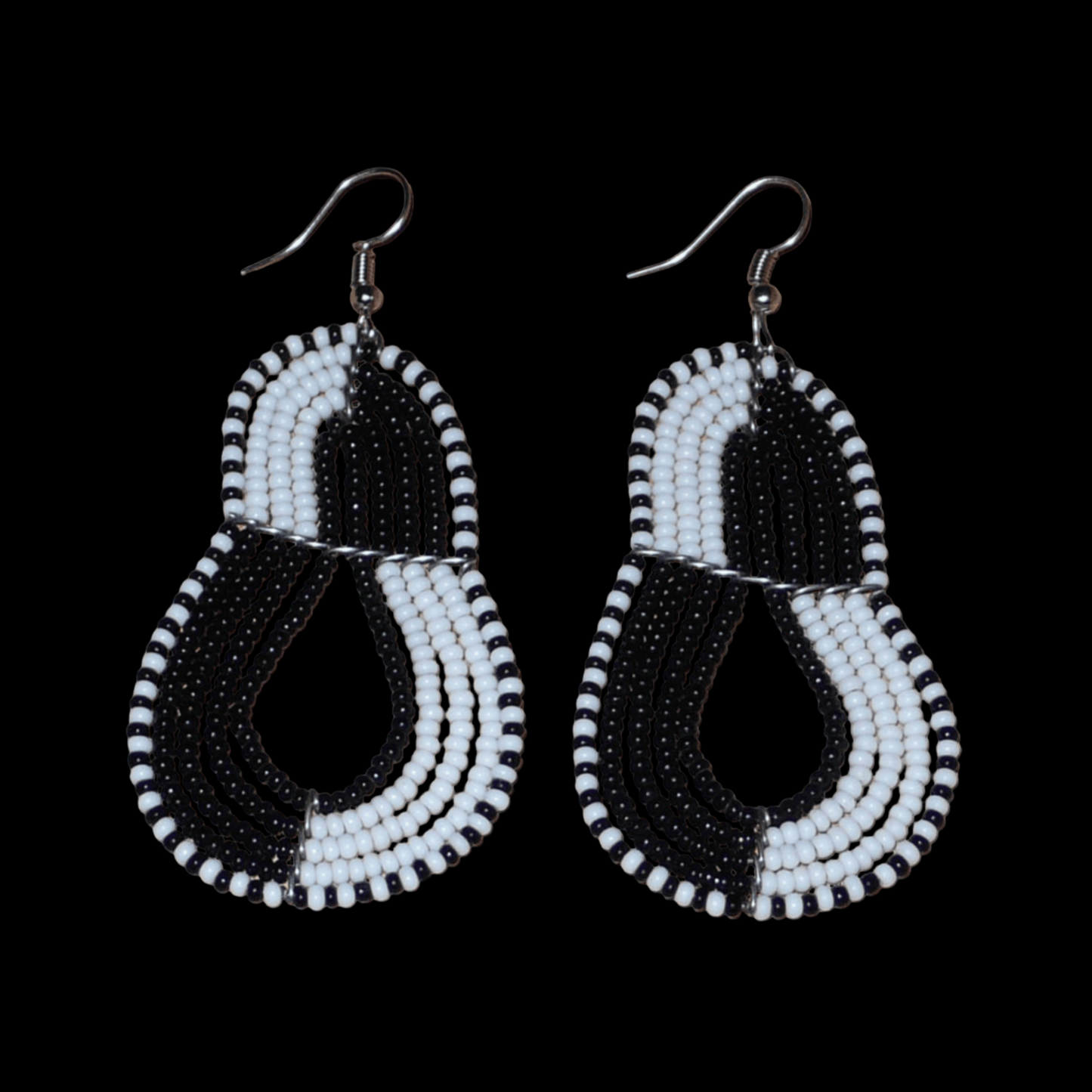 Boucles d'oreilles bicolores composées de perles noires et blanches montées en forme de poires. Elles mesurent 8 cm de long et 3,8 cm de large et se portent sur des oreilles percées.