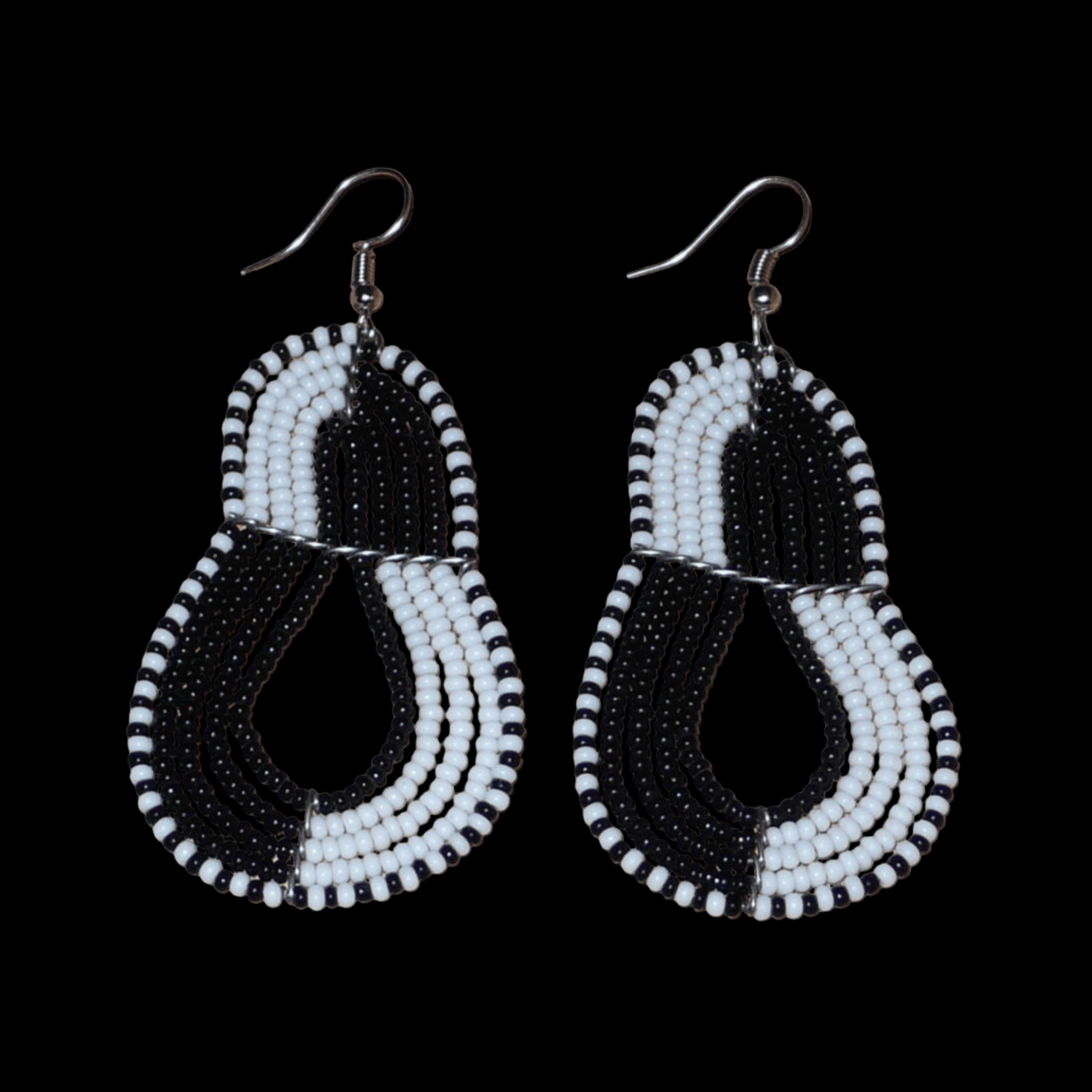Boucles d'oreilles bicolores composées de perles noires et blanches montées en forme de poires. Elles mesurent 8 cm de long et 3,8 cm de large et se portent sur des oreilles percées.
