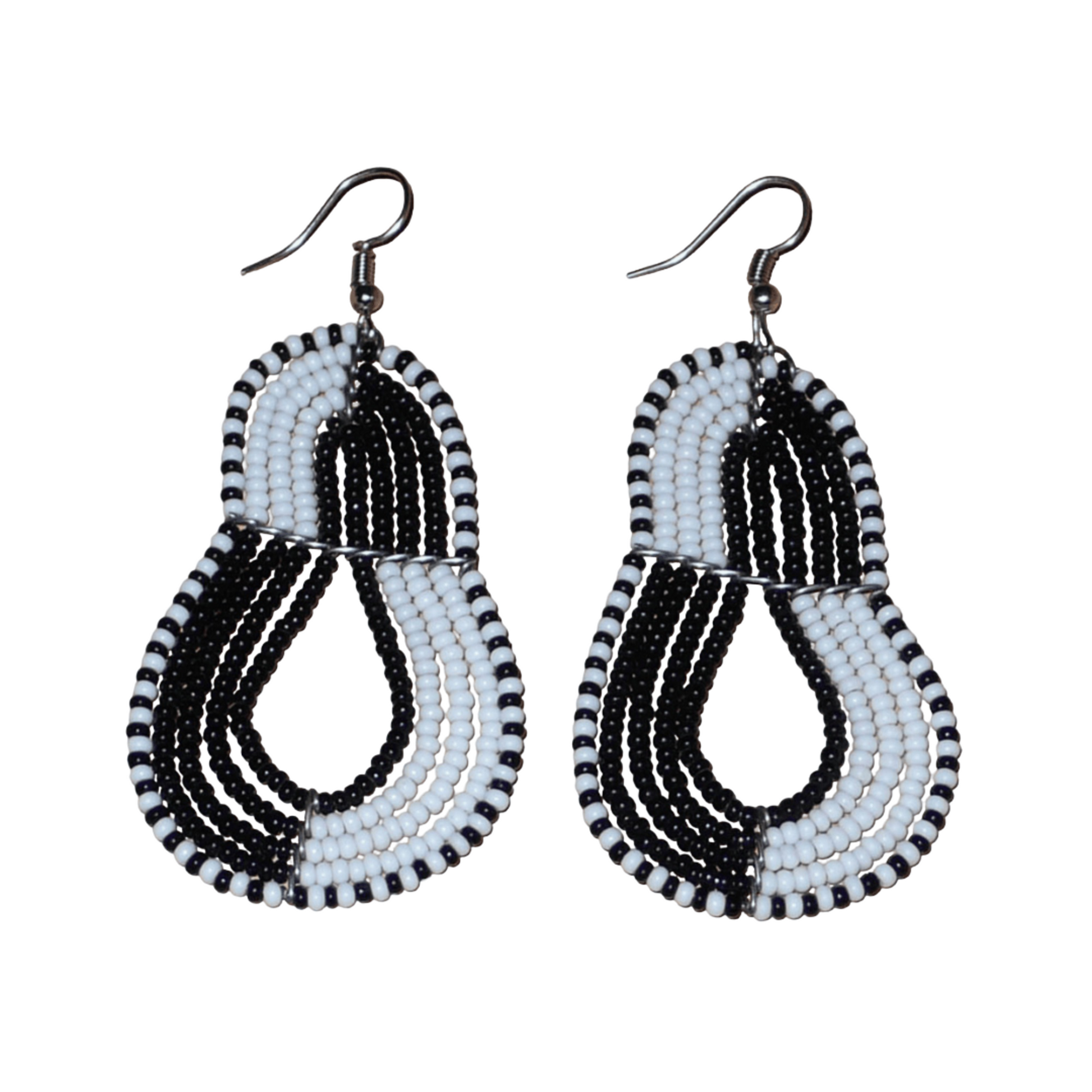 Boucles d'oreilles bicolores composées de perles noires et blanches montées en forme de poires. Elles mesurent 8 cm de long et 3,8 cm de large et se portent sur des oreilles percées.