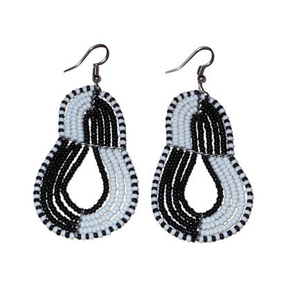 Boucles d'oreilles bicolores composées de perles noires et blanches montées en forme de poires. Elles mesurent 8 cm de long et 3,8 cm de large et se portent sur des oreilles percées.