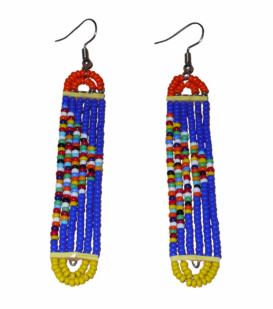 Longues boucles d'oreilles kenyanes en perles de rocaille bleues, orange, jaunes et multicolores glissées sur six rangées de fils de fer montés en forme de rectangles aux bouts arrondis. Elles mesurent 9,5 cm de long et 1,5 cm de large et se portent sur des oreilles percées.