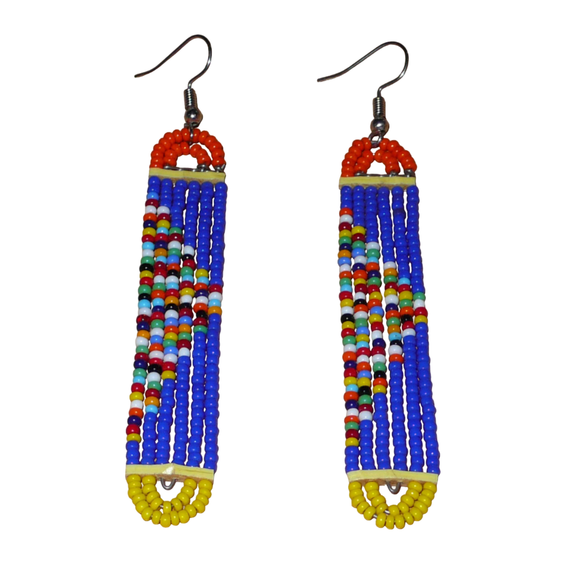 Longues boucles d'oreilles kenyanes en perles de rocaille bleues, orange, jaunes et multicolores glissées sur six rangées de fils de fer montés en forme de rectangles aux bouts arrondis. Elles mesurent 9,5 cm de long et 1,5 cm de large et se portent sur des oreilles percées.